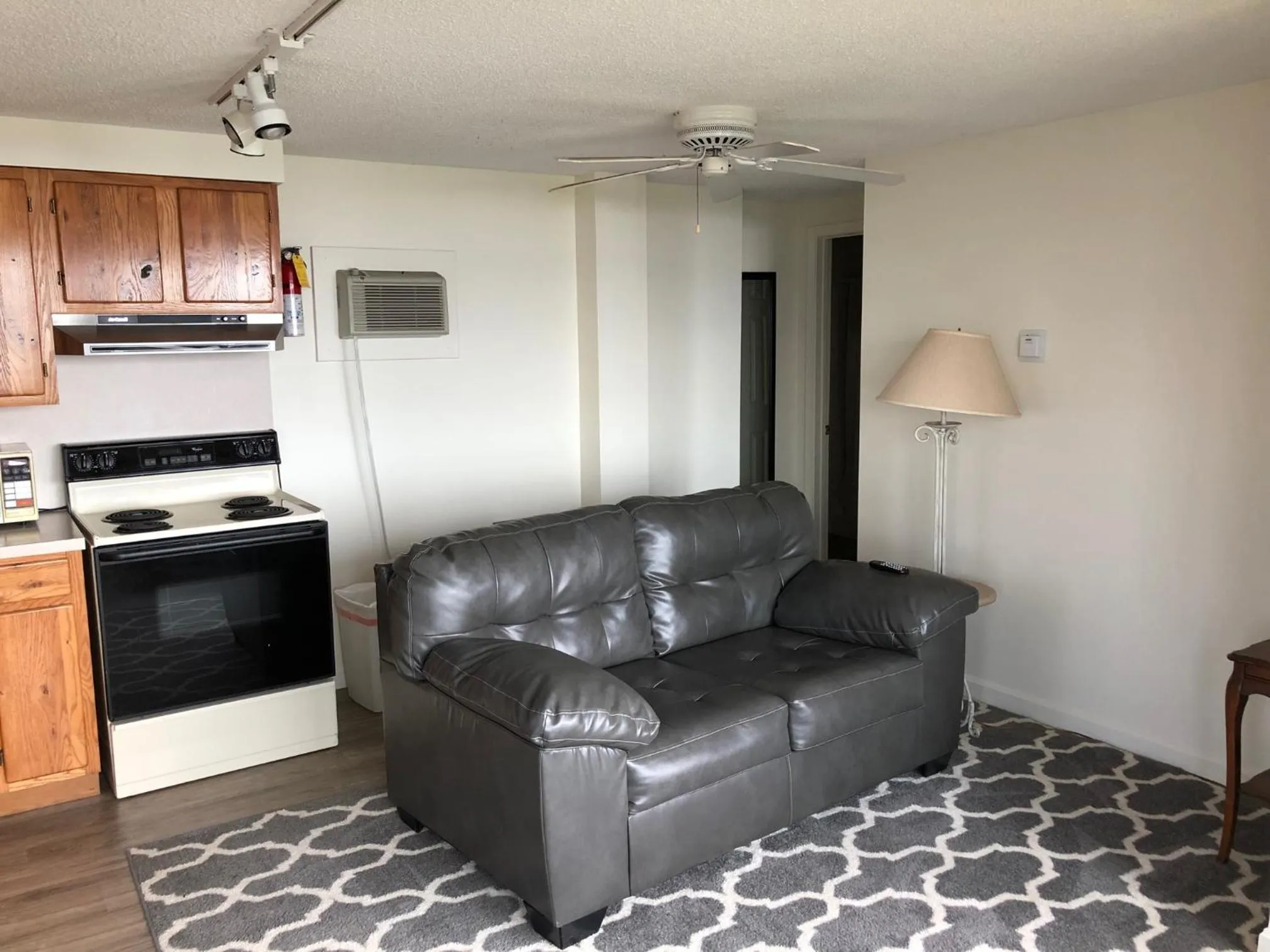 Kitchen or kitchenette in West Winds Motel & Cottages