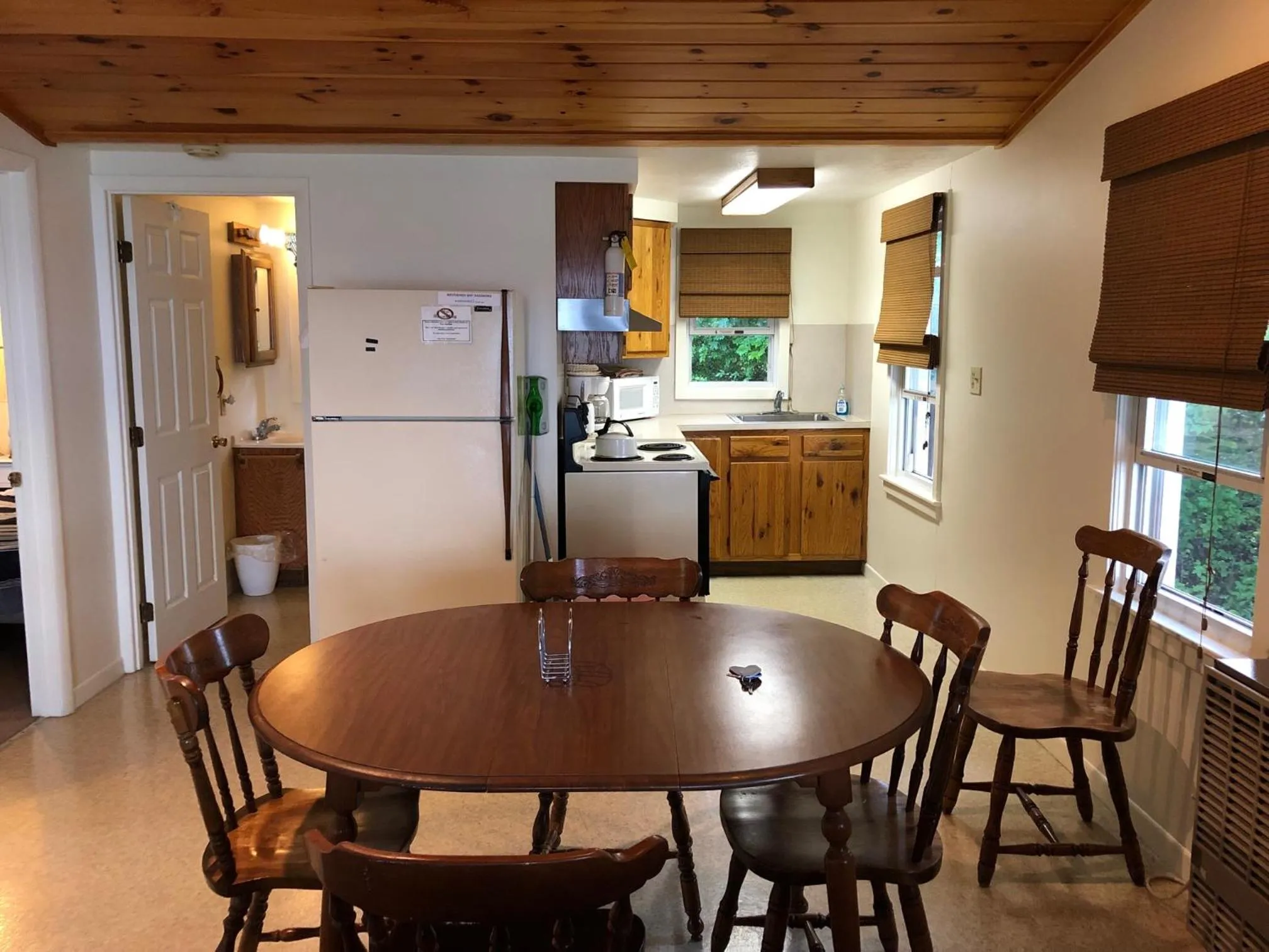 Kitchen or kitchenette in West Winds Motel & Cottages