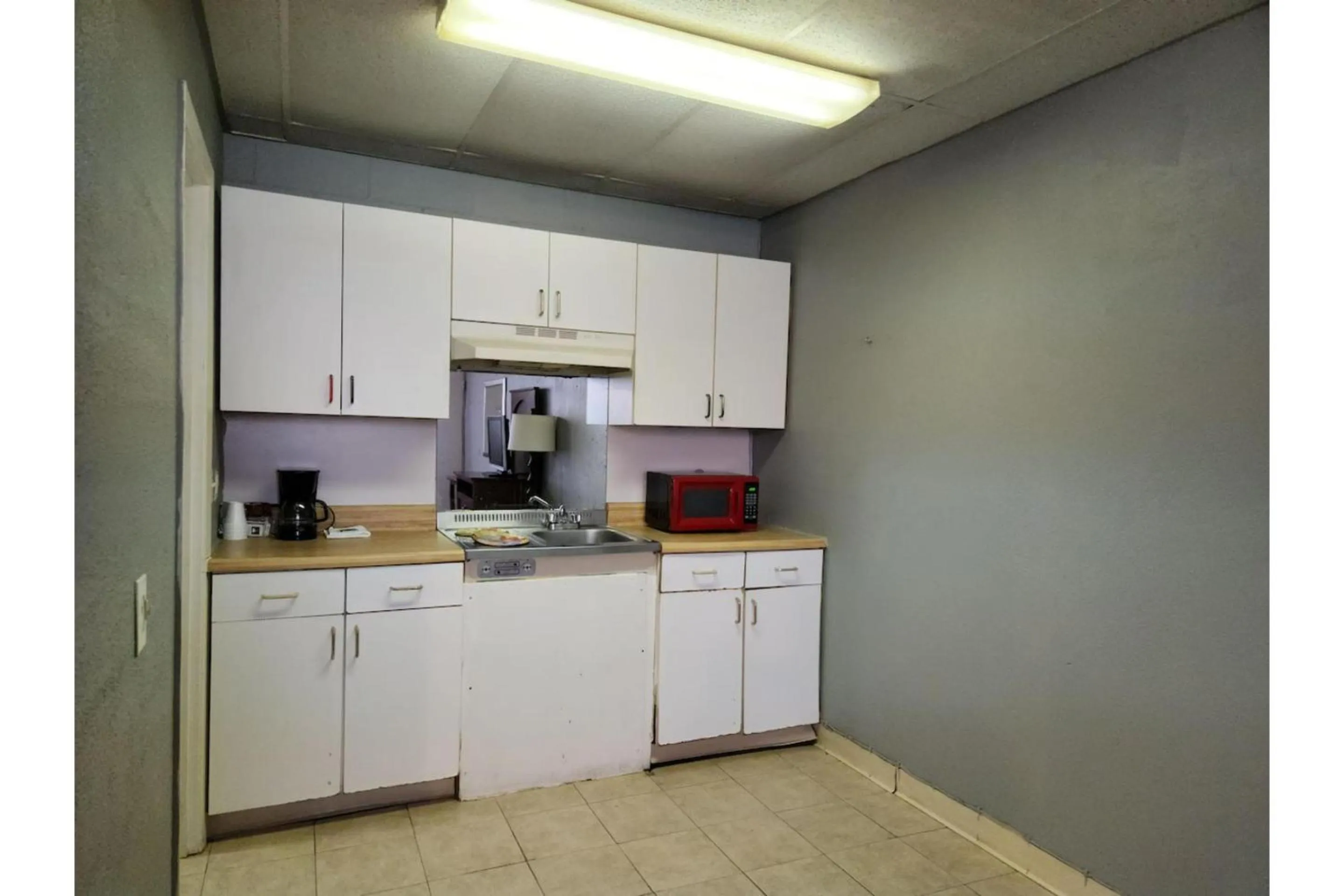 Kitchen or kitchenette in Executive Inn By OYO Queenville Mena