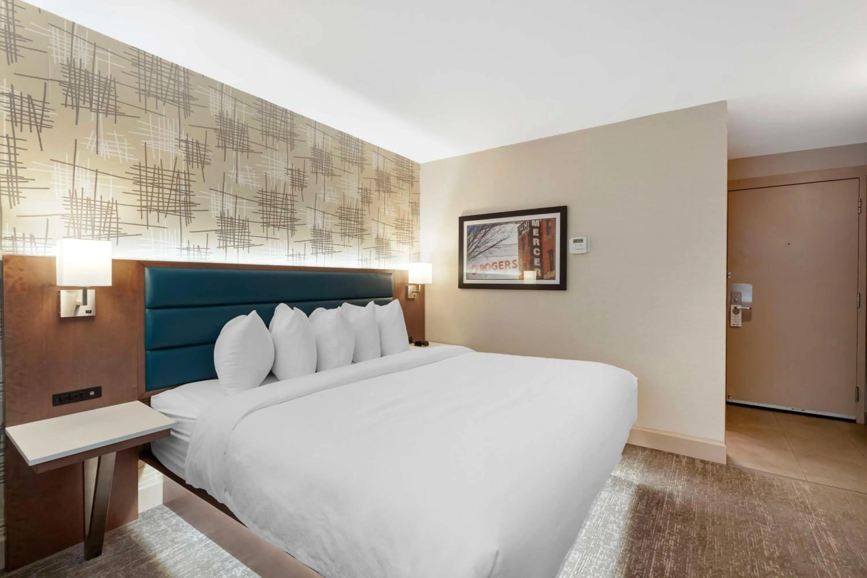 Bedroom, Bed in Best Western PLUS City Centre Inn