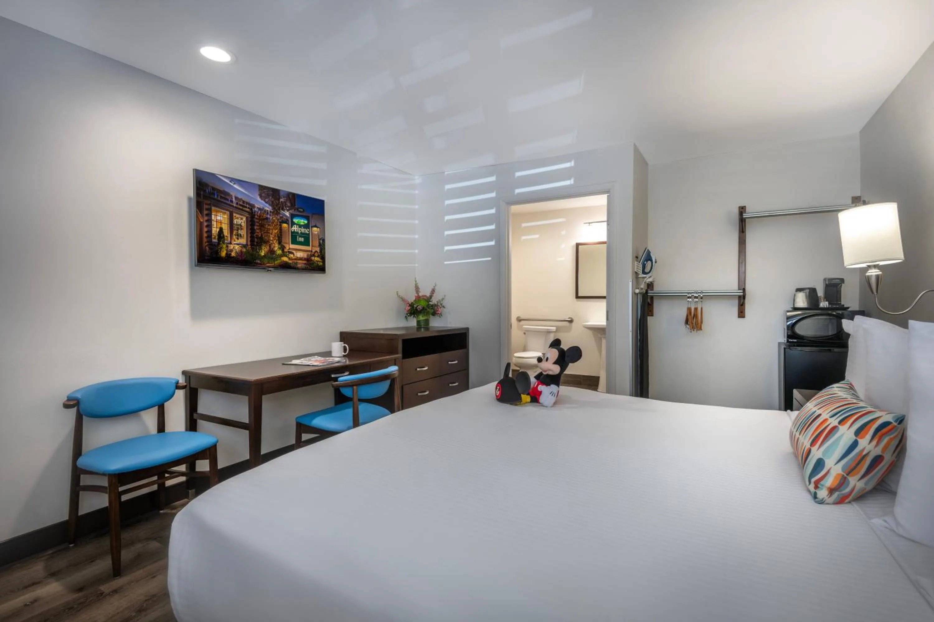 Bedroom, Bed in Alpine Inn near Convention Center and the Park