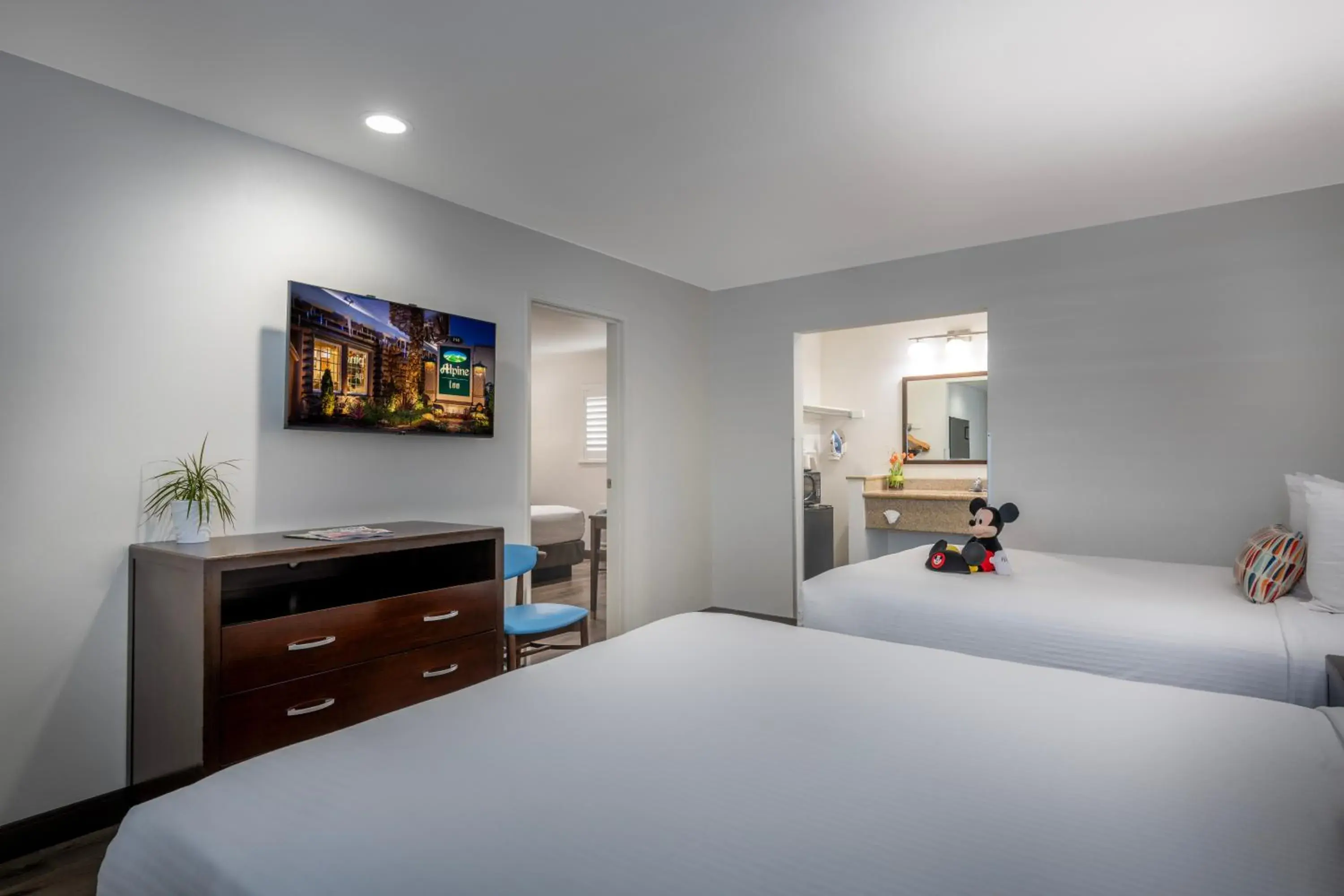 Double Queen Plus Single King in Two Bedrooms in Alpine Inn near Convention Center and the Park Double Queen Plus Single King in Two Bedrooms in Alpine Inn near Convention Center and the Park