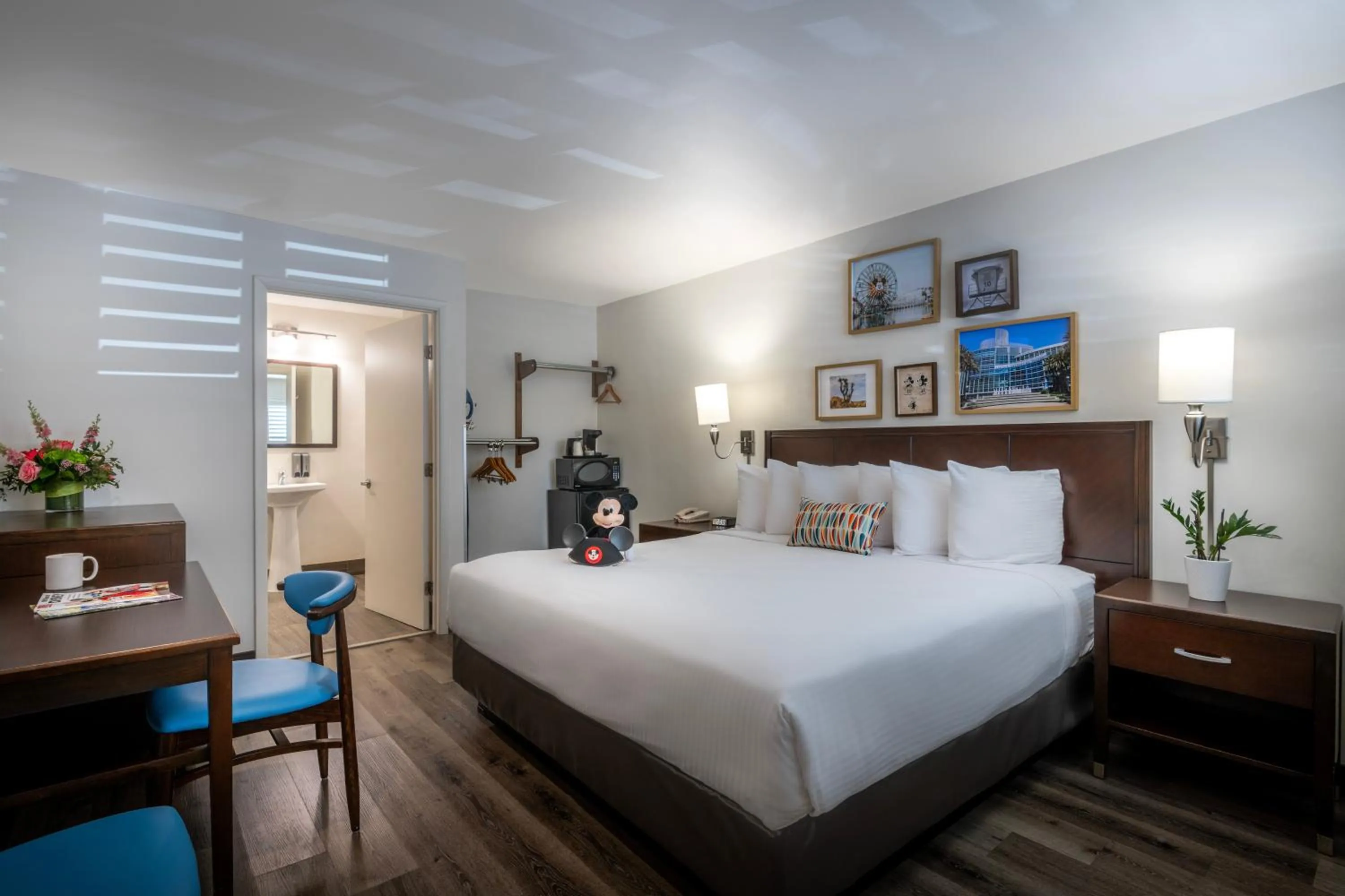 Bedroom, Bed in Alpine Inn near Convention Center and the Park