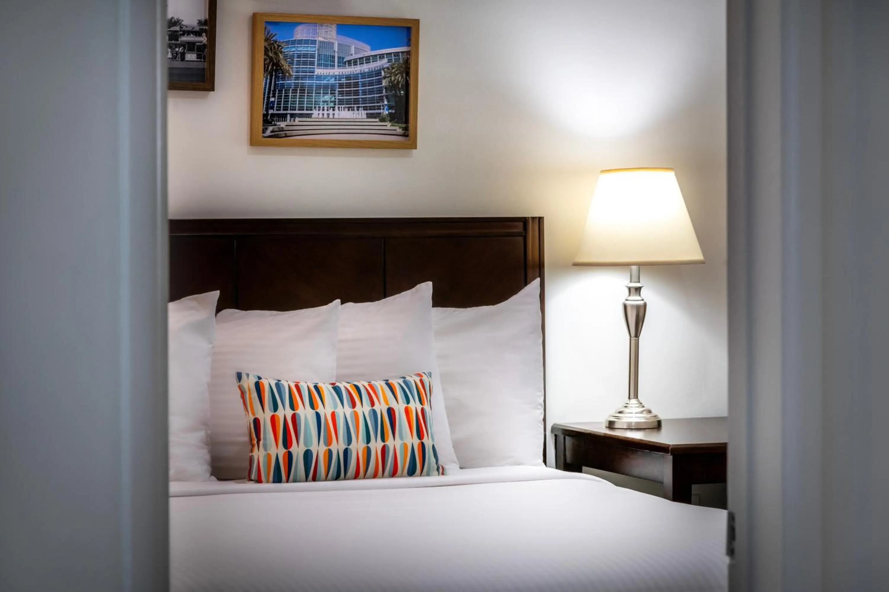 Bed in Alpine Inn near Convention Center and the Park