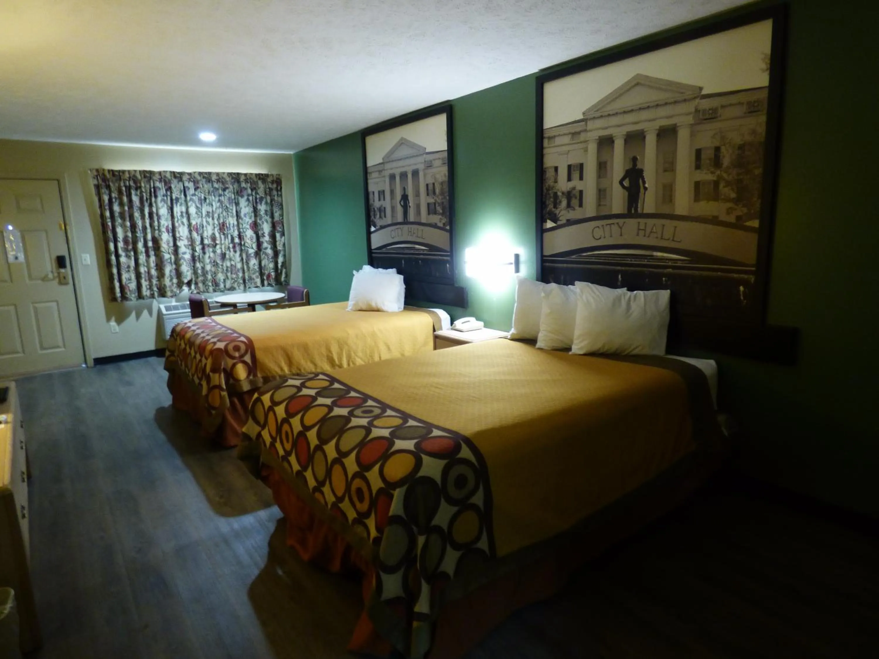 Photo of the whole room, Bed in Super 8 by Wyndham Kosciusko