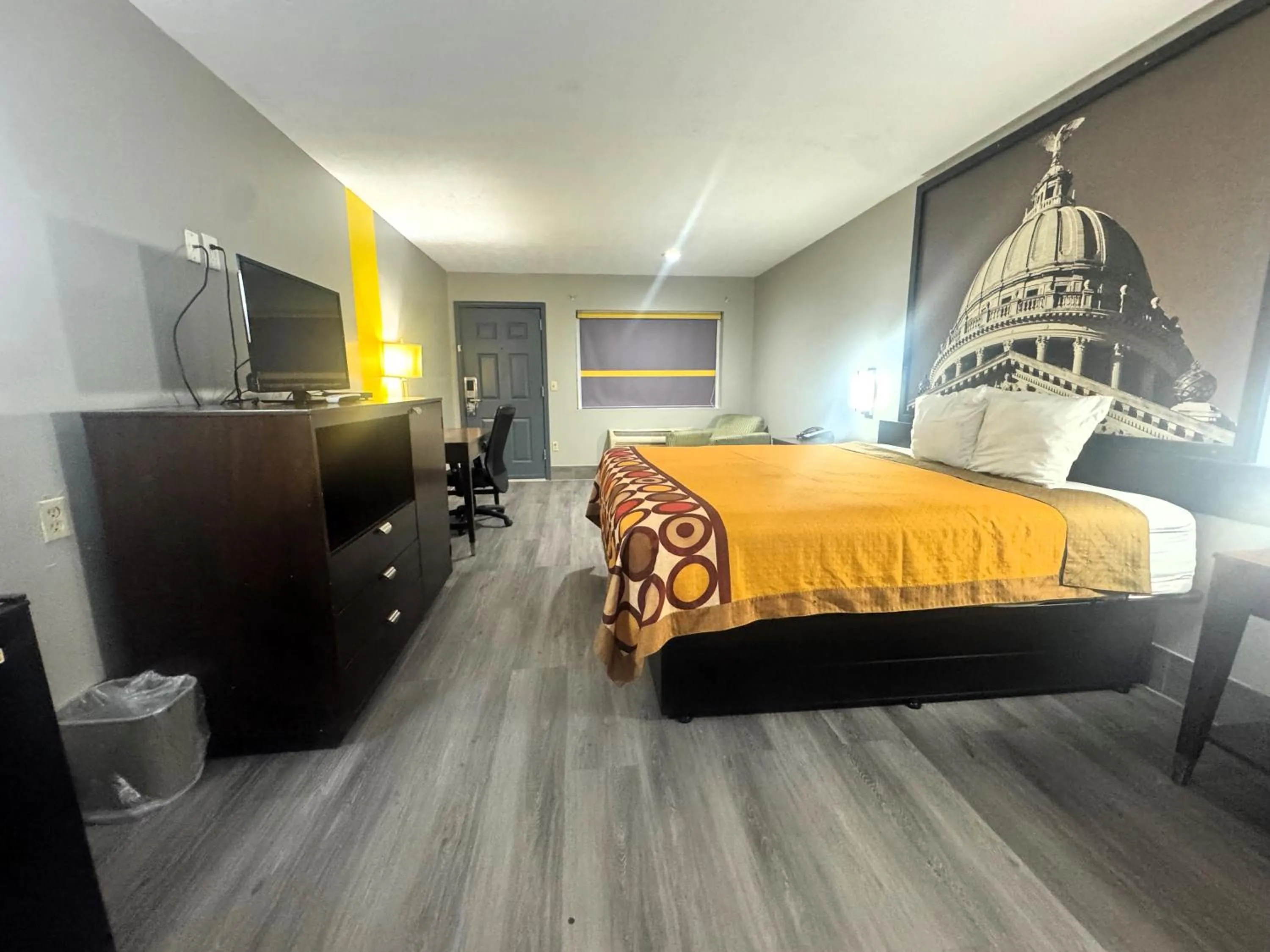 Photo of the whole room, Bed in Super 8 by Wyndham Kosciusko