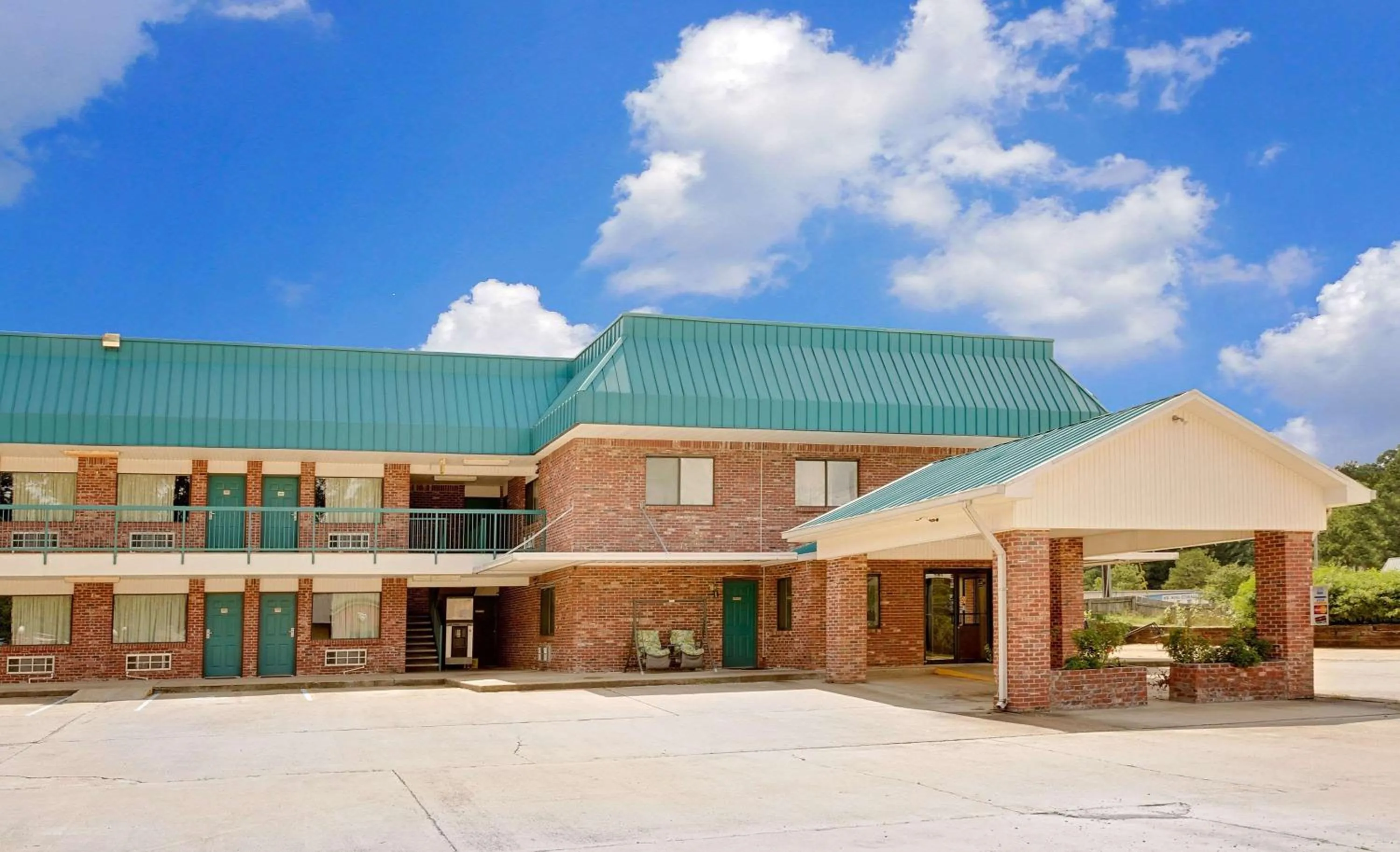 Property building in Super 8 by Wyndham Kosciusko