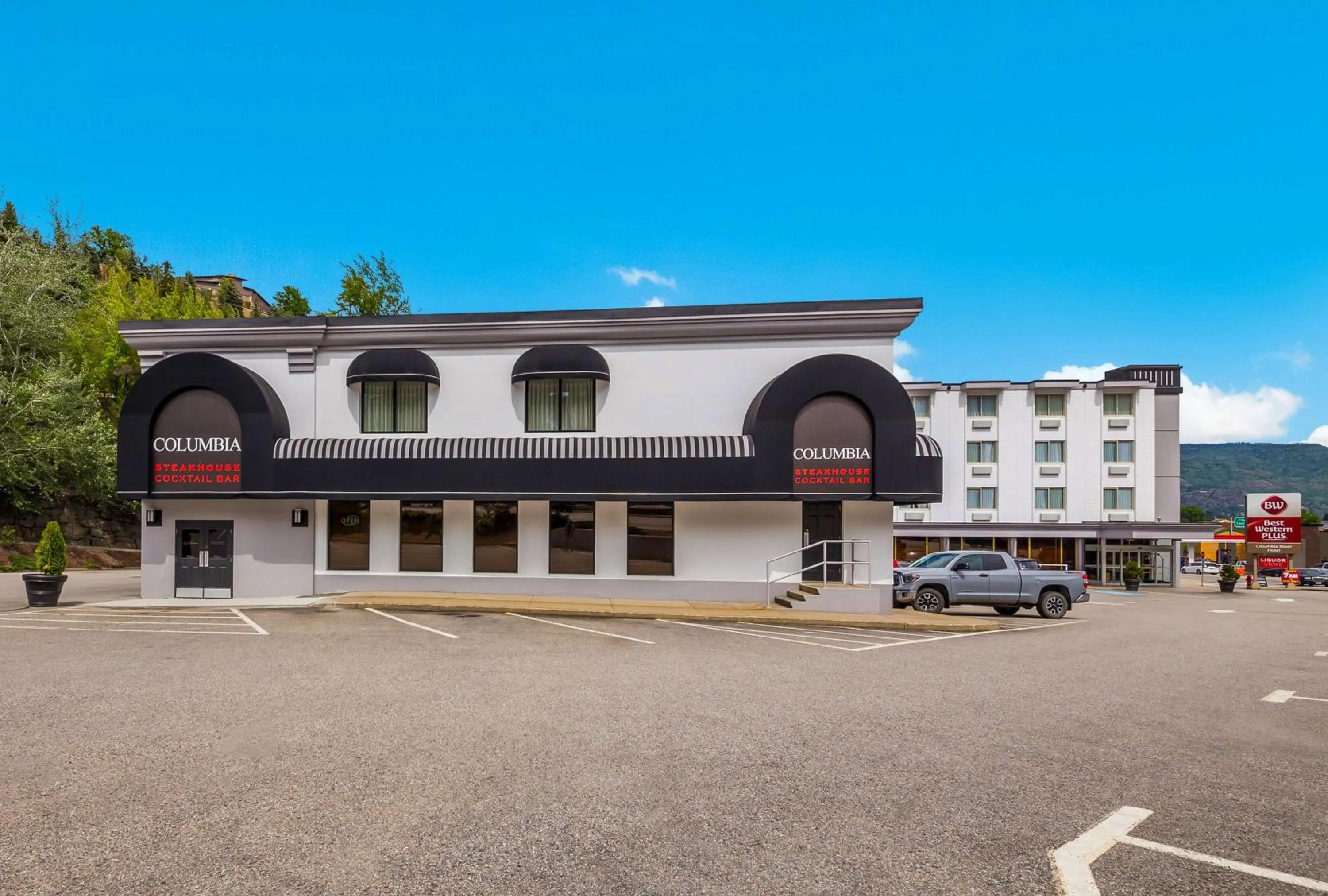 Property building in Best Western Plus Columbia River Hotel
