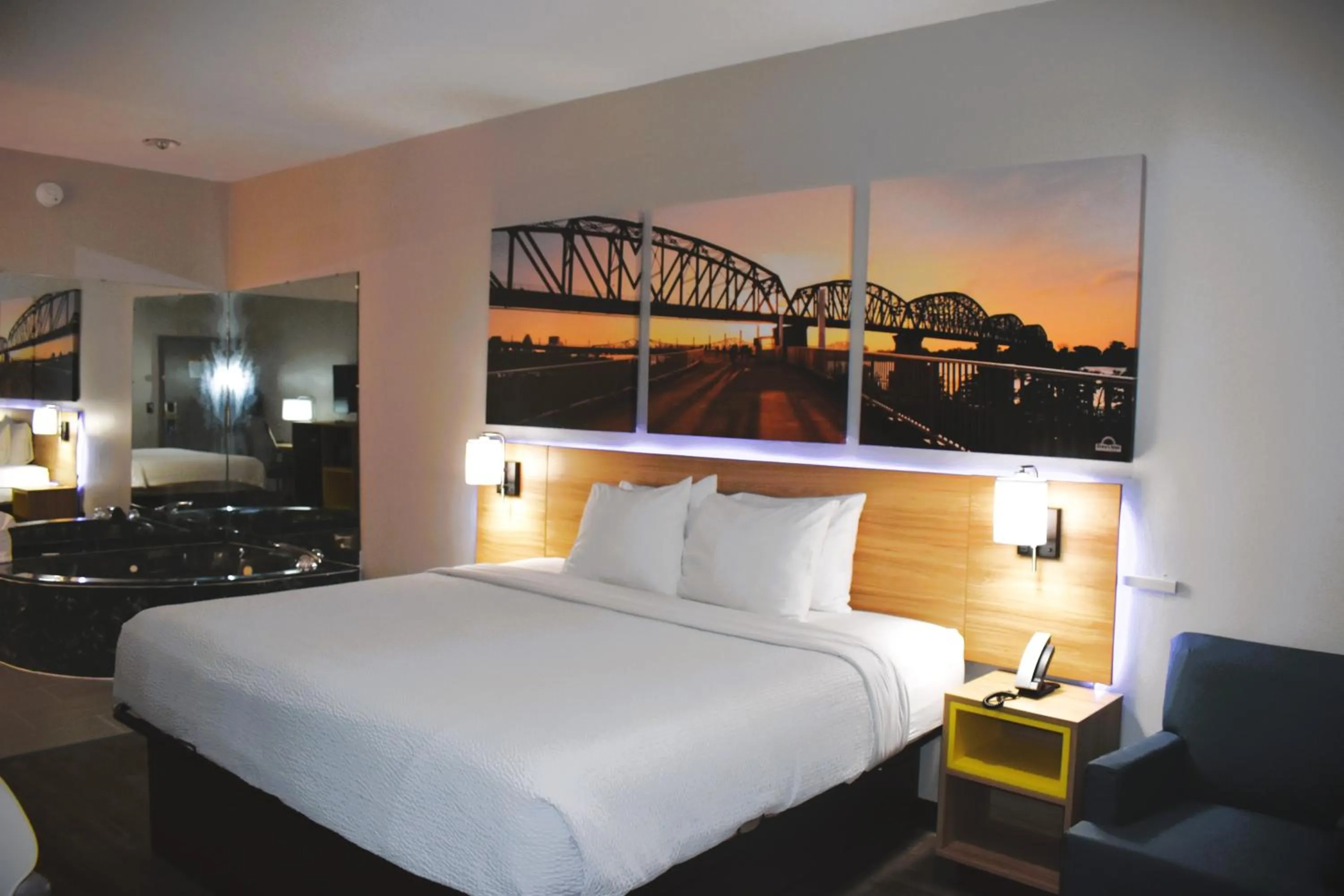 Hot Tub, Bed in Days Inn by Wyndham North Little Rock Maumelle