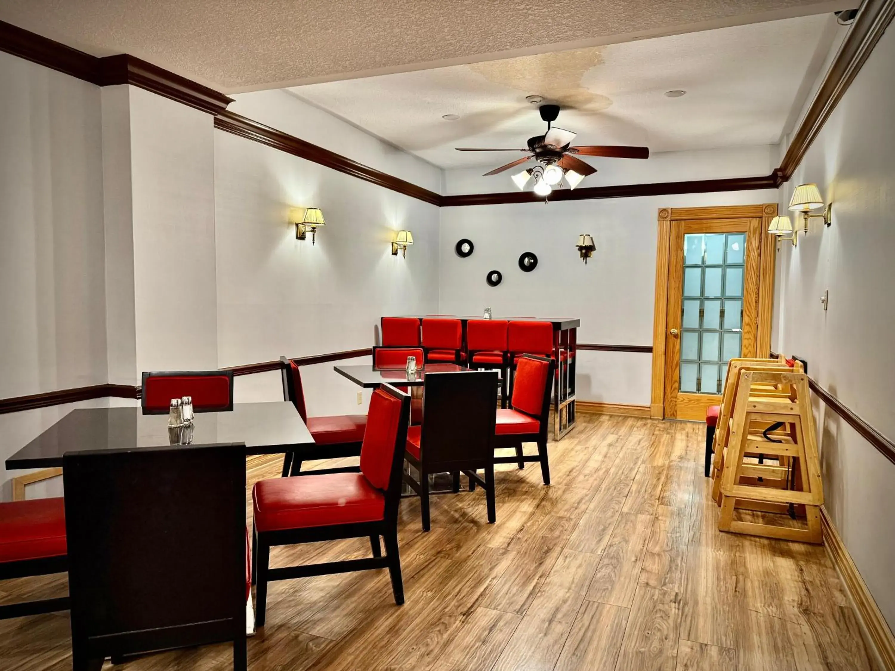 Breakfast in SureStay Plus Hotel by Best Western Kincardine Breakfast in SureStay Plus Hotel by Best Western Kincardine
