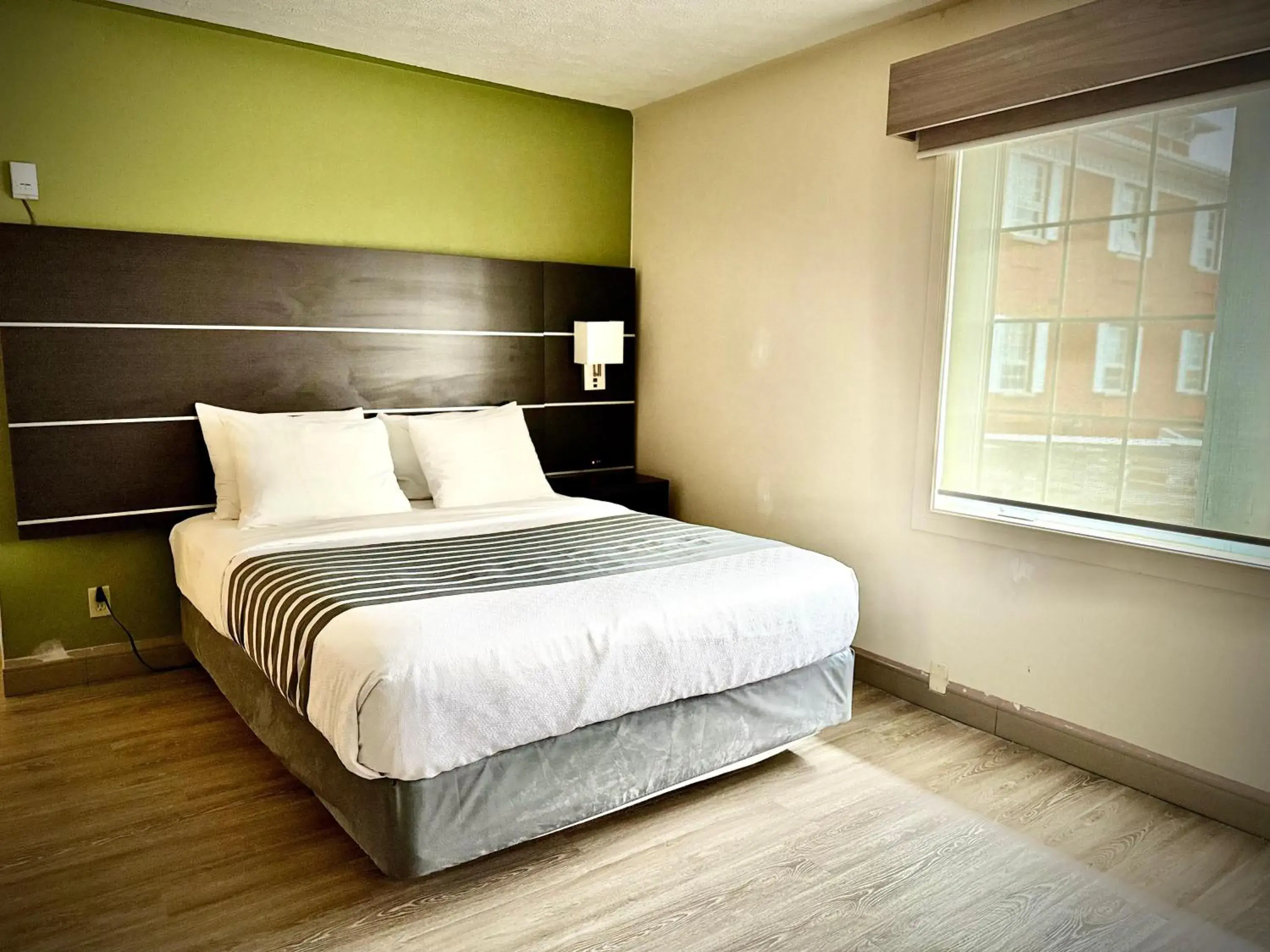 Bed in SureStay Plus Hotel by Best Western Kincardine Bed in SureStay Plus Hotel by Best Western Kincardine