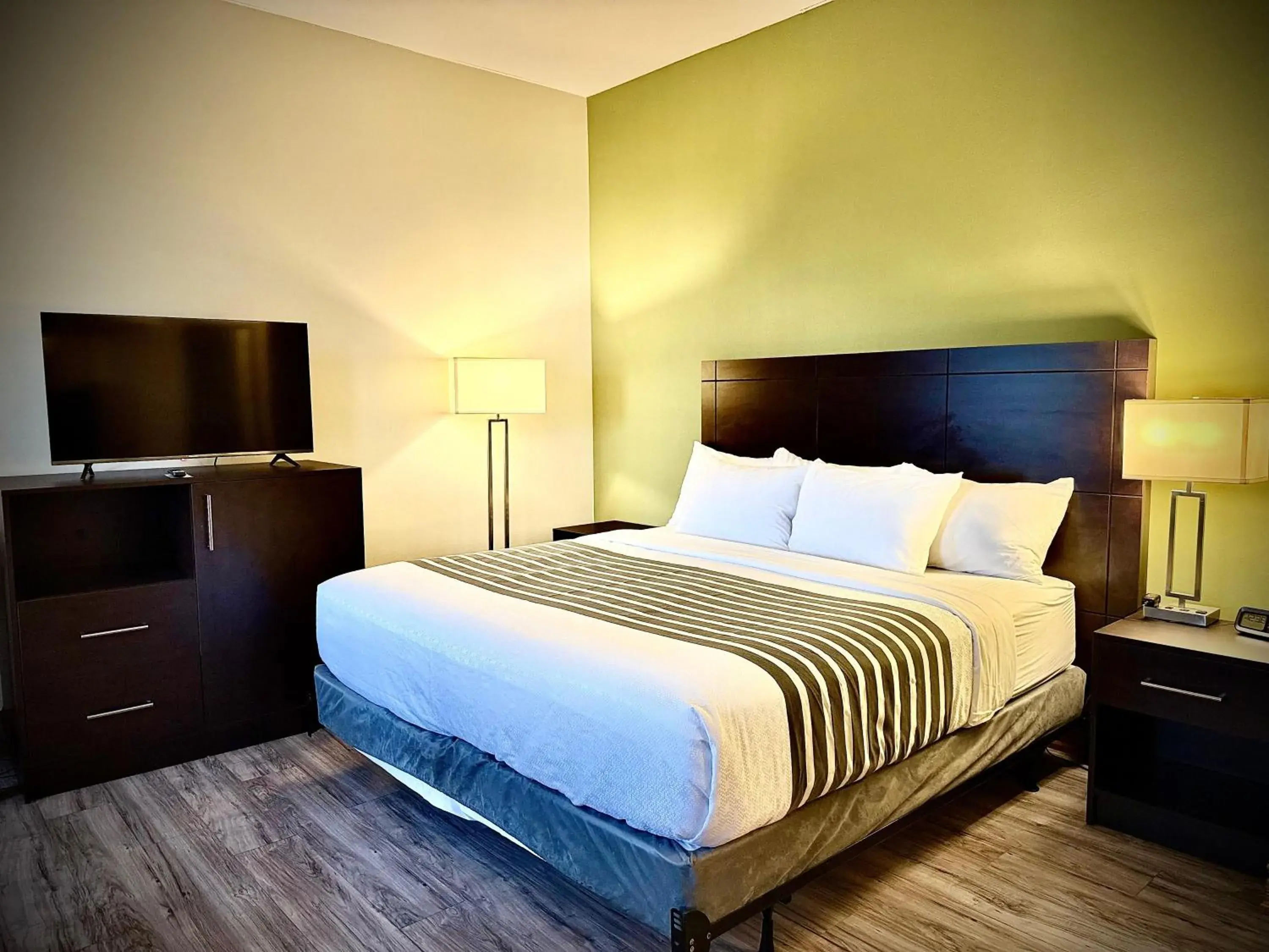 Bed in SureStay Plus Hotel by Best Western Kincardine Bed in SureStay Plus Hotel by Best Western Kincardine