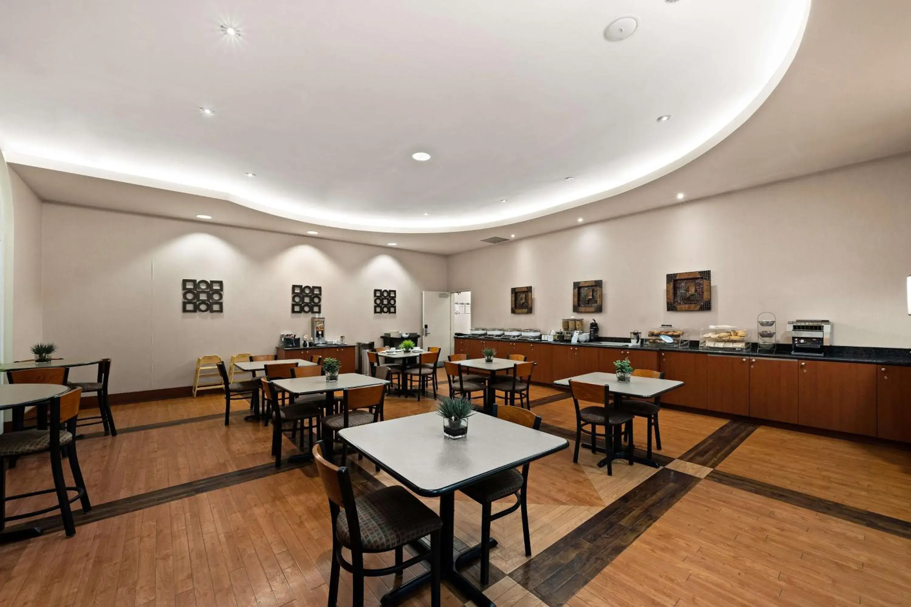 Breakfast in Best Western Plus Orangeville Inn & Suites Breakfast in Best Western Plus Orangeville Inn & Suites