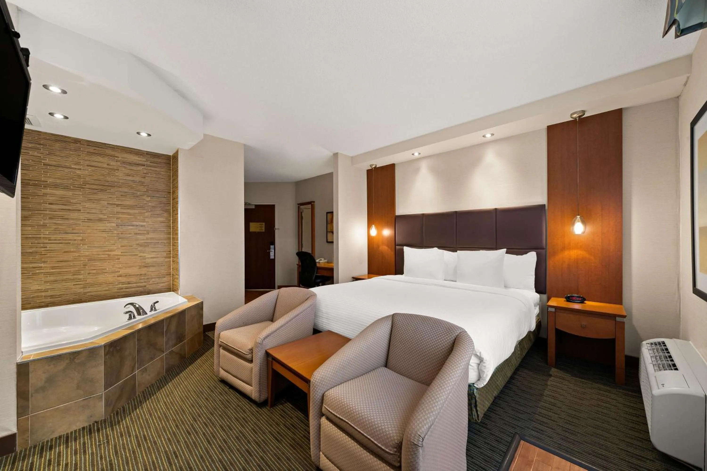 Bedroom, Bed in Best Western Plus Orangeville Inn & Suites