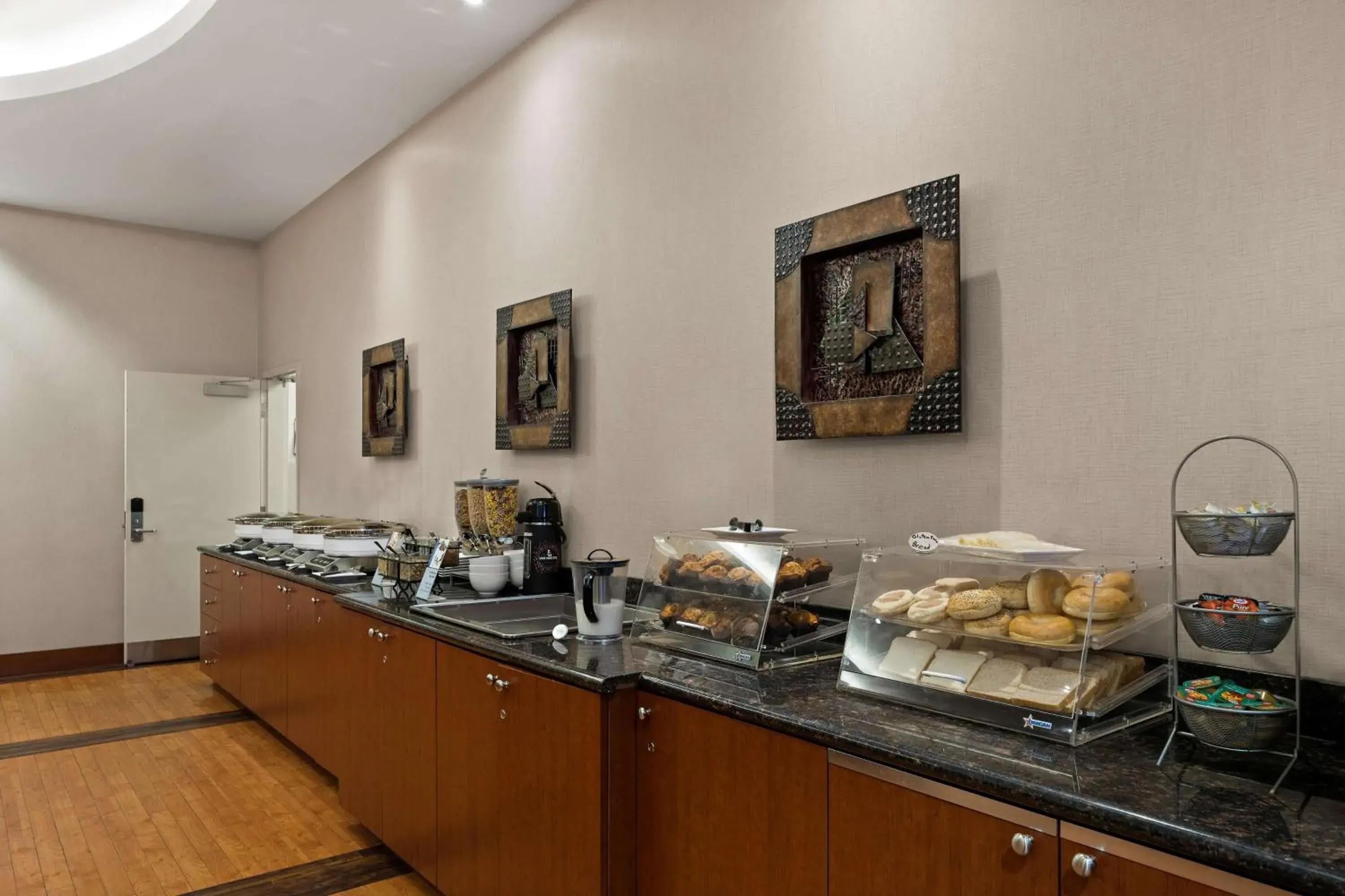 Breakfast in Best Western Plus Orangeville Inn & Suites Breakfast in Best Western Plus Orangeville Inn & Suites