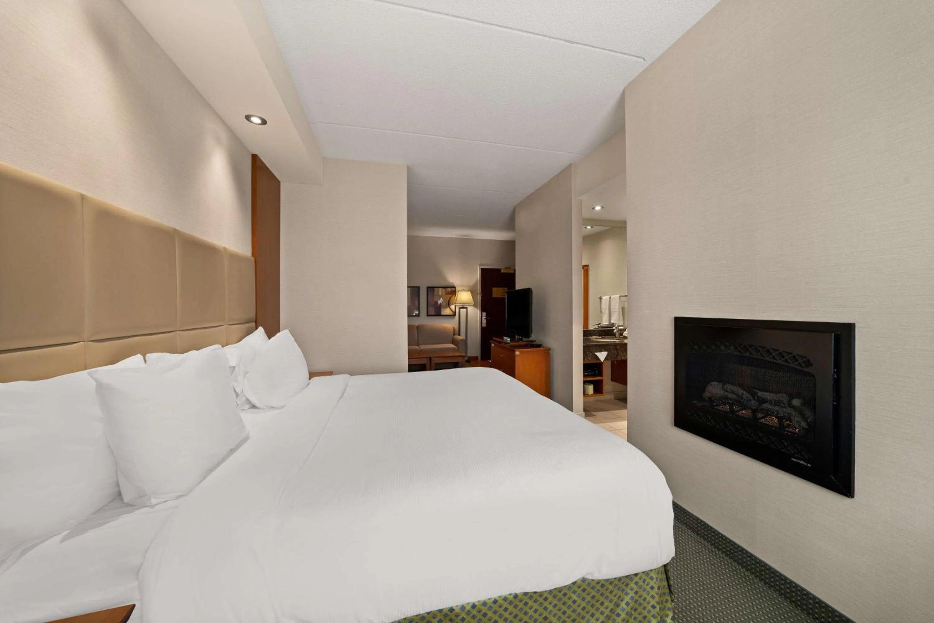 Bedroom, Bed in Best Western Plus Orangeville Inn & Suites