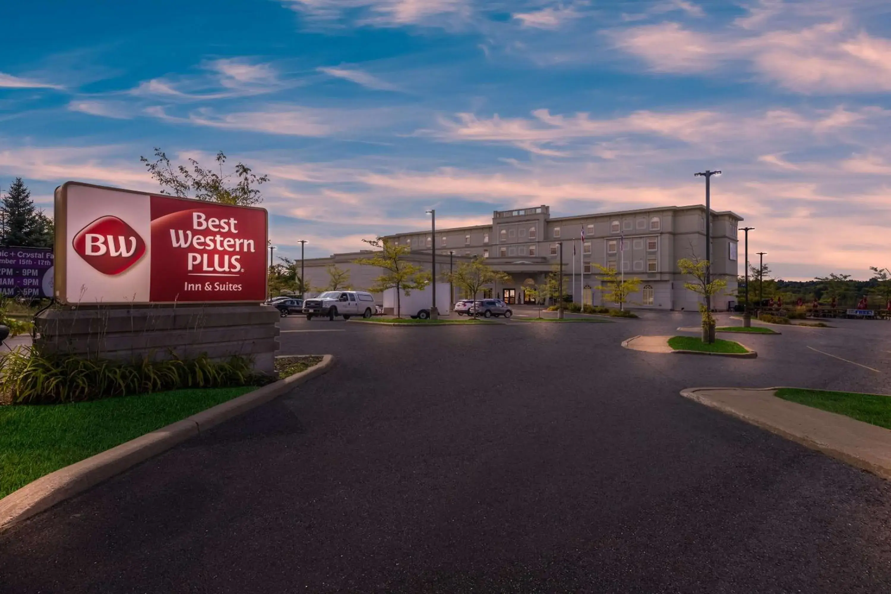 Property building in Best Western Plus Orangeville Inn & Suites Property building in Best Western Plus Orangeville Inn & Suites