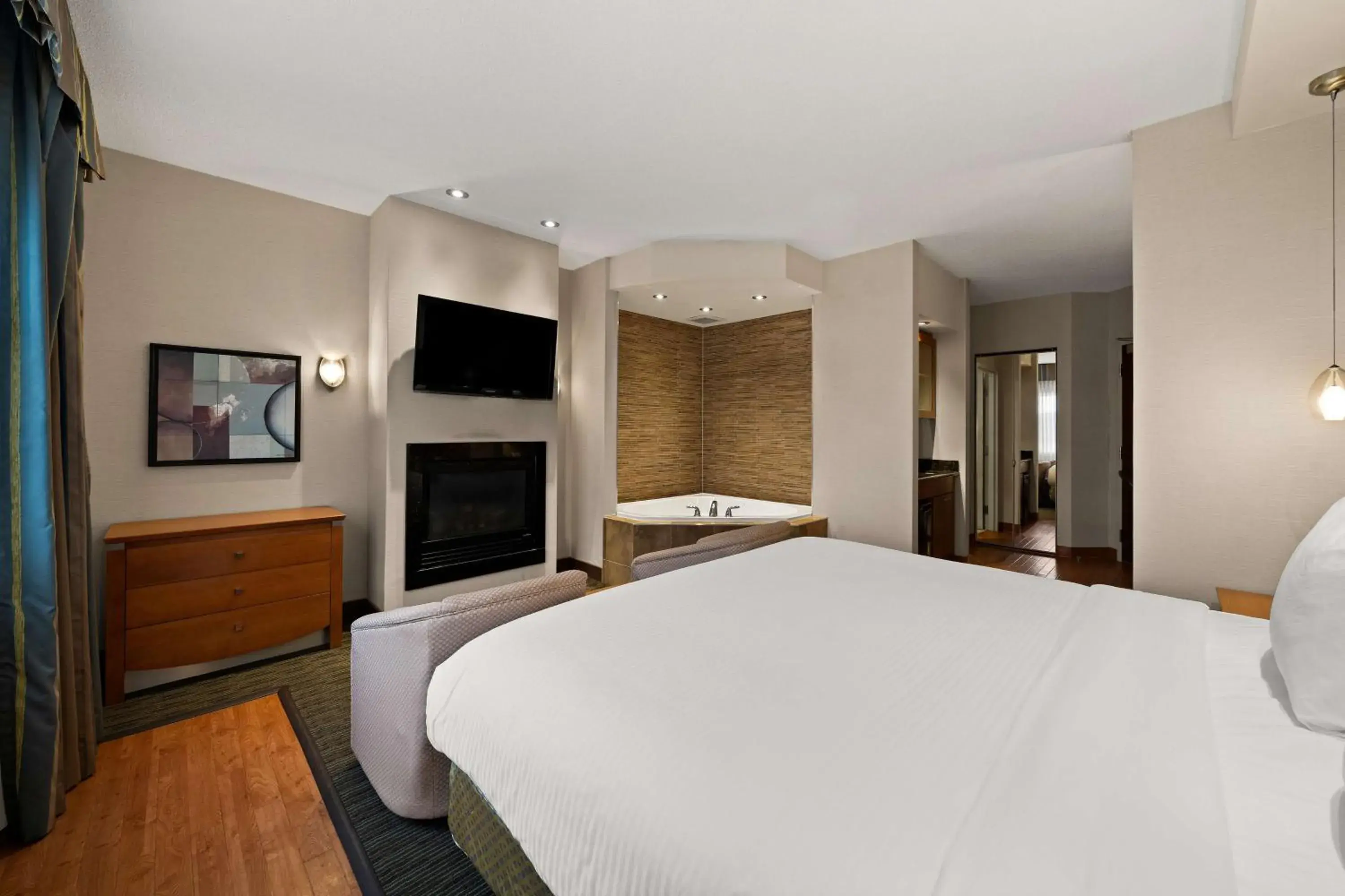Bedroom, Bed in Best Western Plus Orangeville Inn & Suites Bedroom, Bed in Best Western Plus Orangeville Inn & Suites