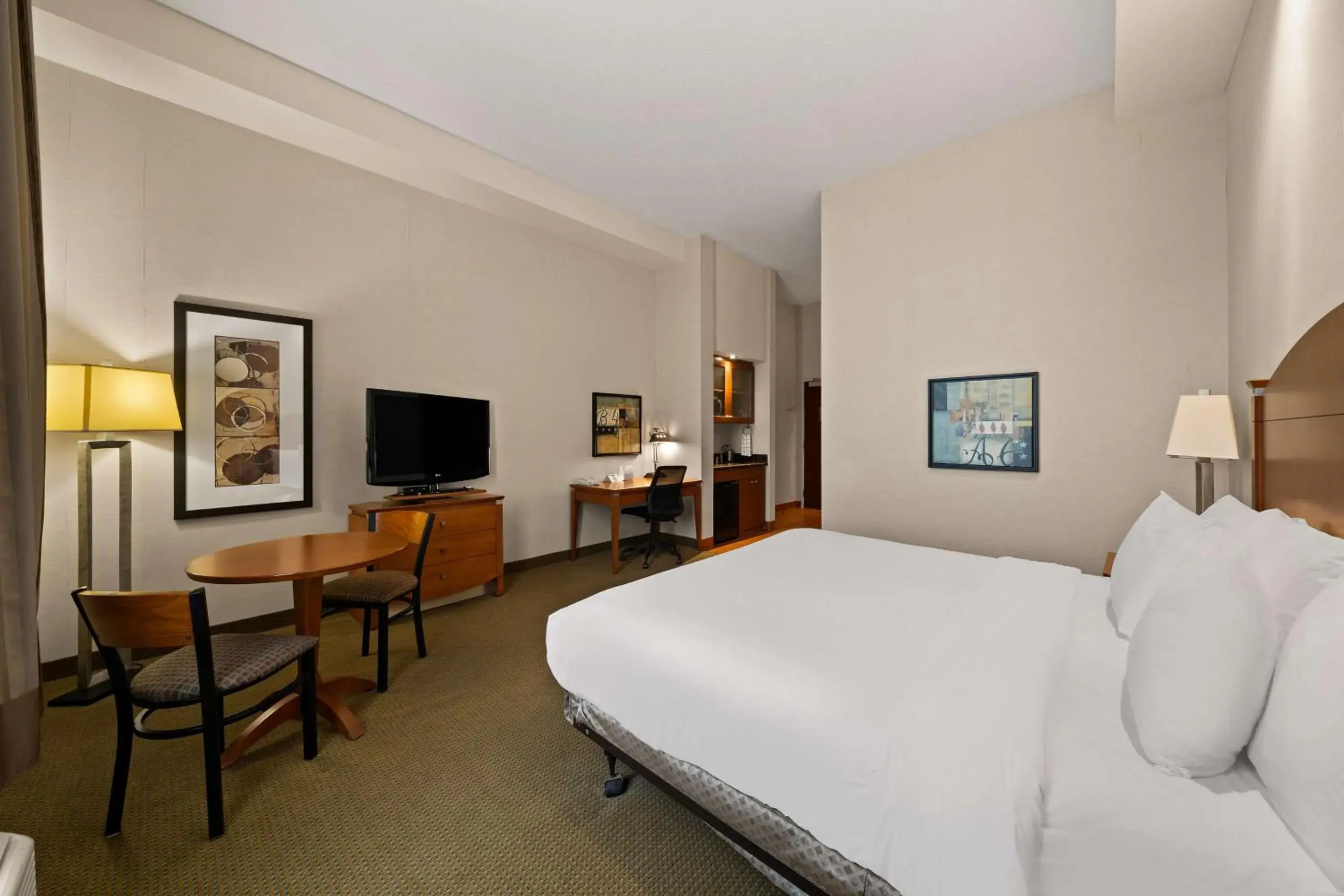 Bedroom, Bed in Best Western Plus Orangeville Inn & Suites Bedroom, Bed in Best Western Plus Orangeville Inn & Suites