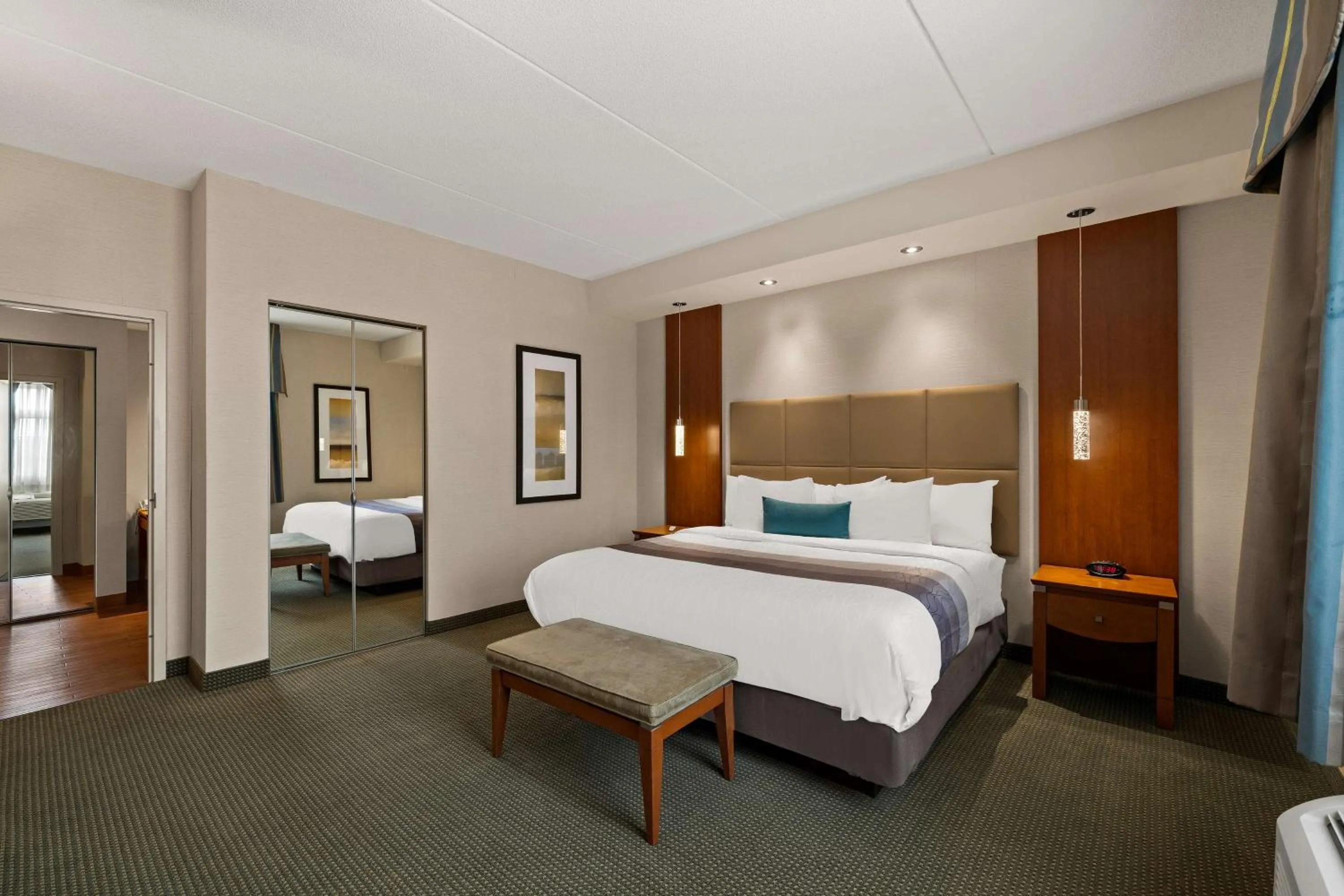 Bedroom, Bed in Best Western Plus Orangeville Inn & Suites