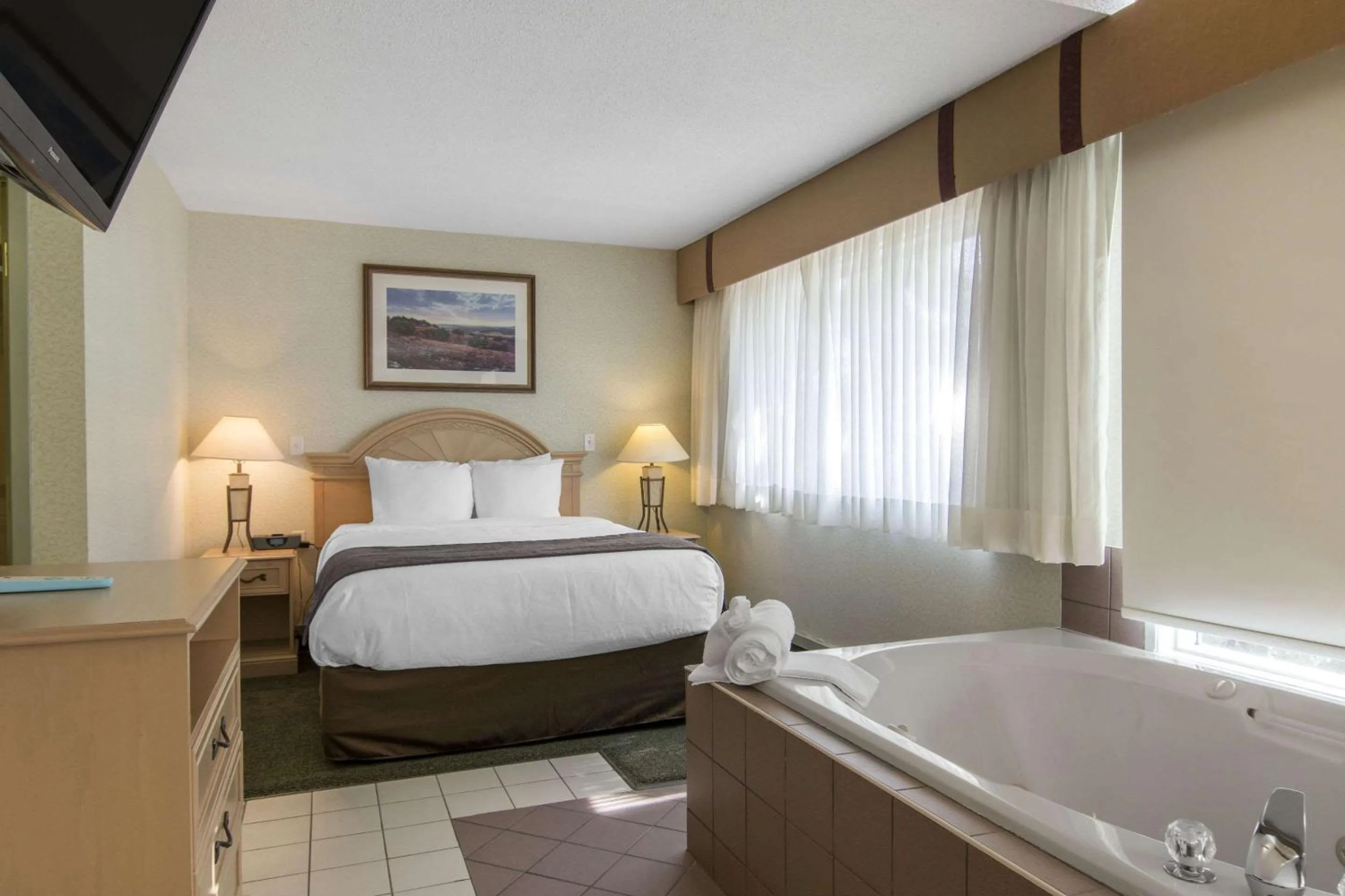 Photo of the whole room, Bed in Flamingo Hotel