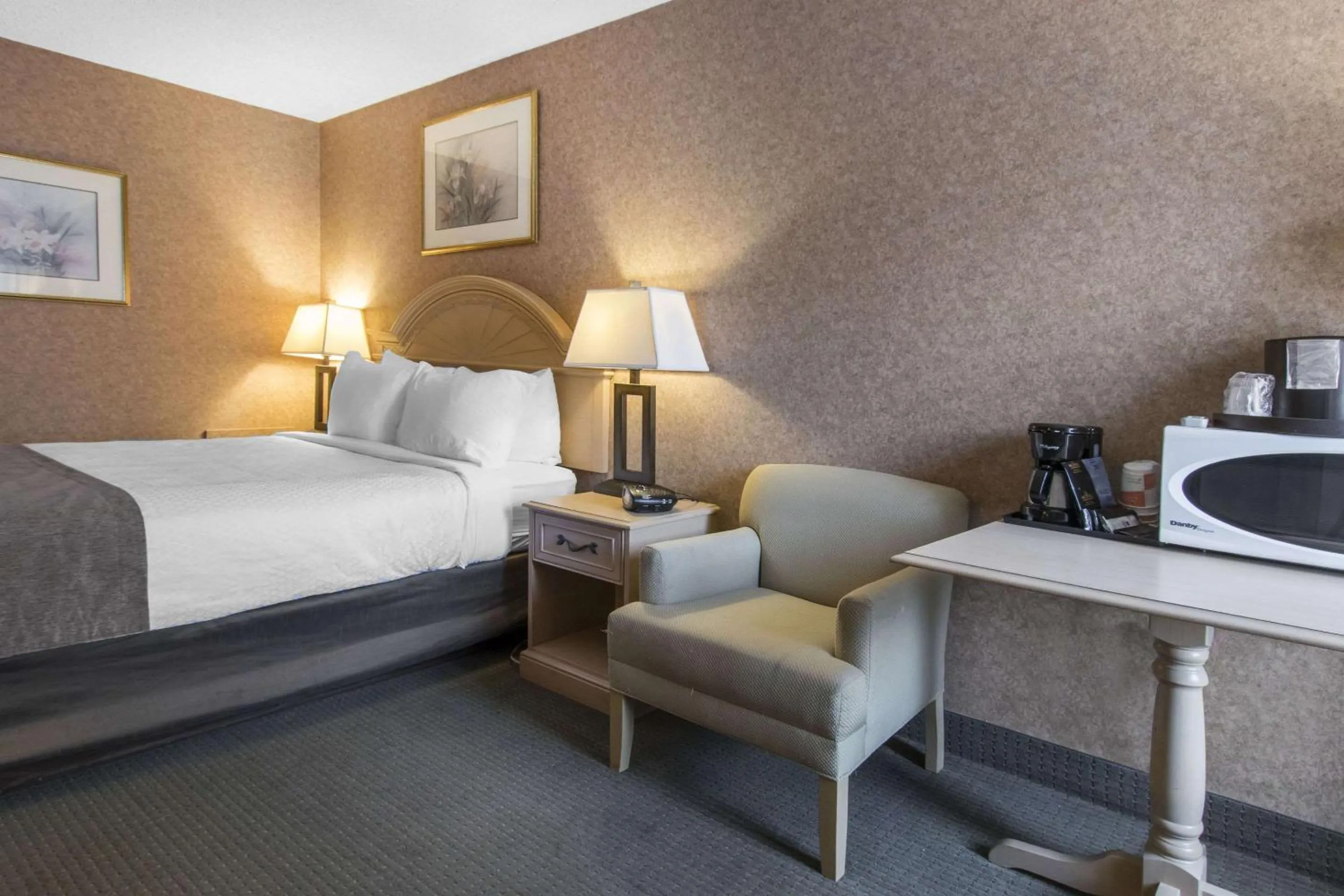 Photo of the whole room, Bed in Flamingo Hotel