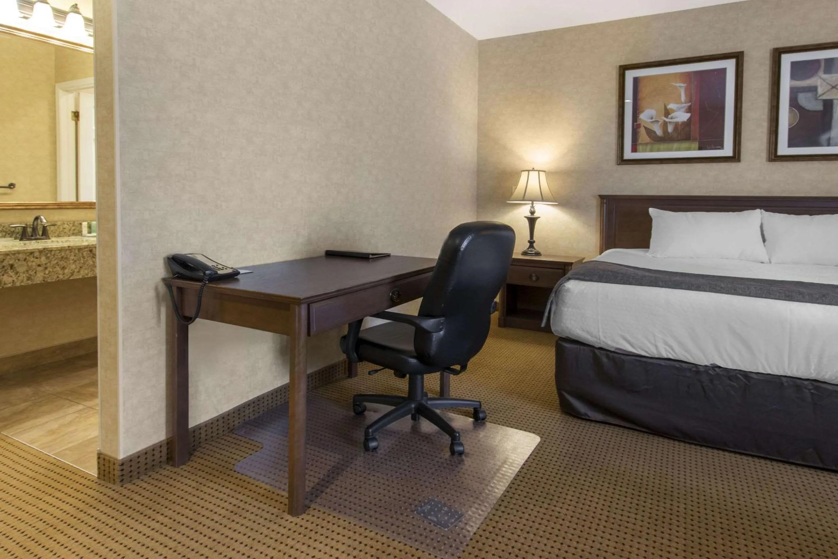 Photo of the whole room, Bed in Flamingo Hotel