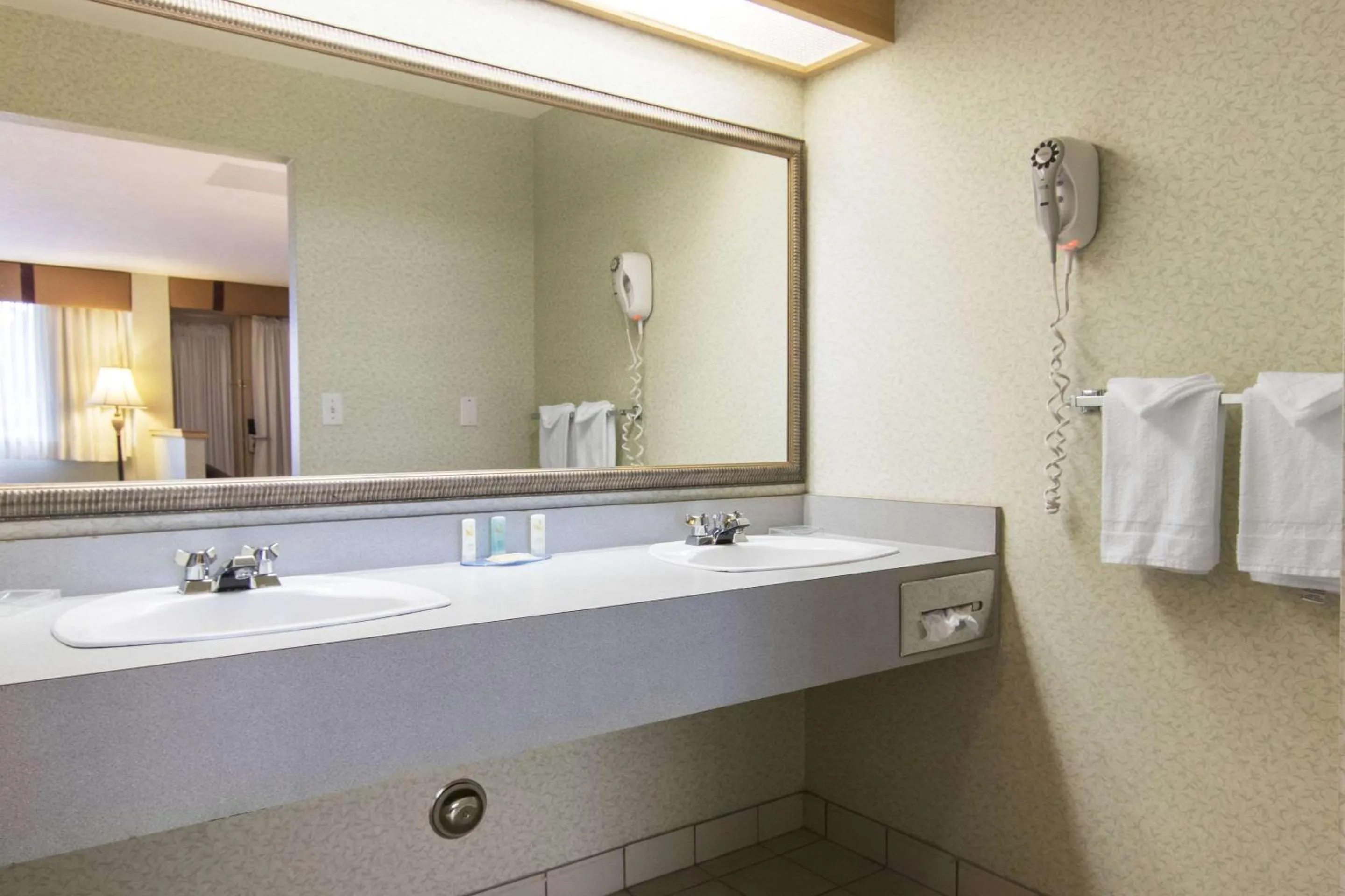 Bathroom in Flamingo Hotel