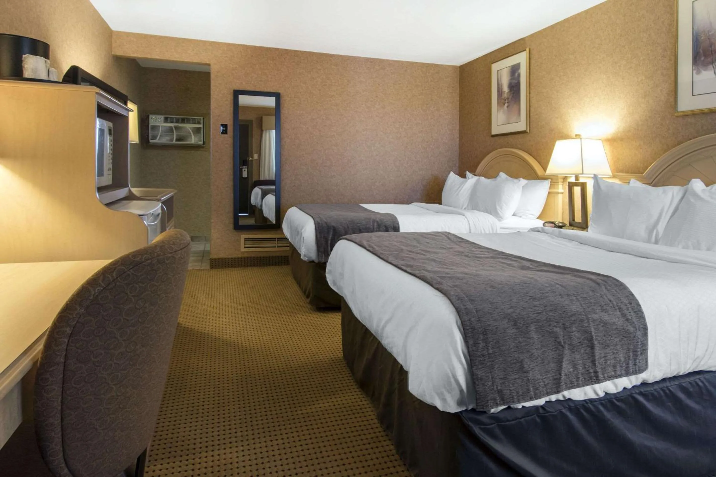 Photo of the whole room, Bed in Flamingo Hotel