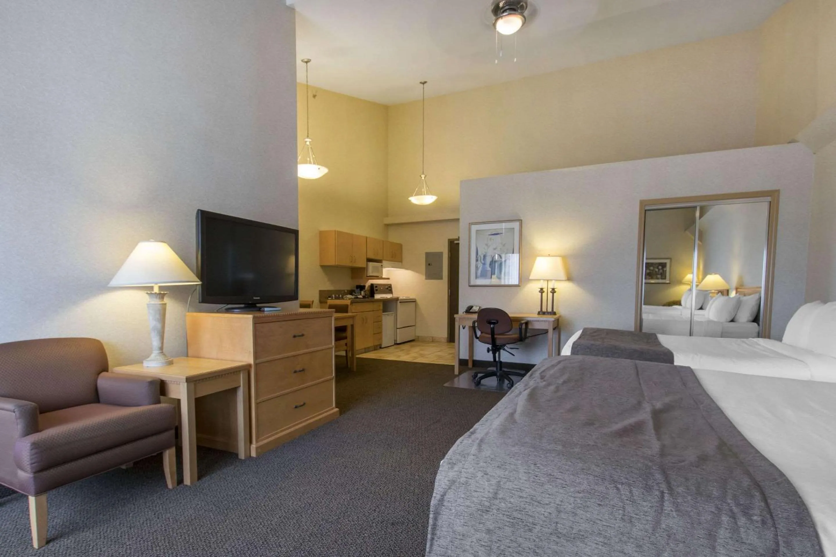 Photo of the whole room, Bed in Flamingo Hotel