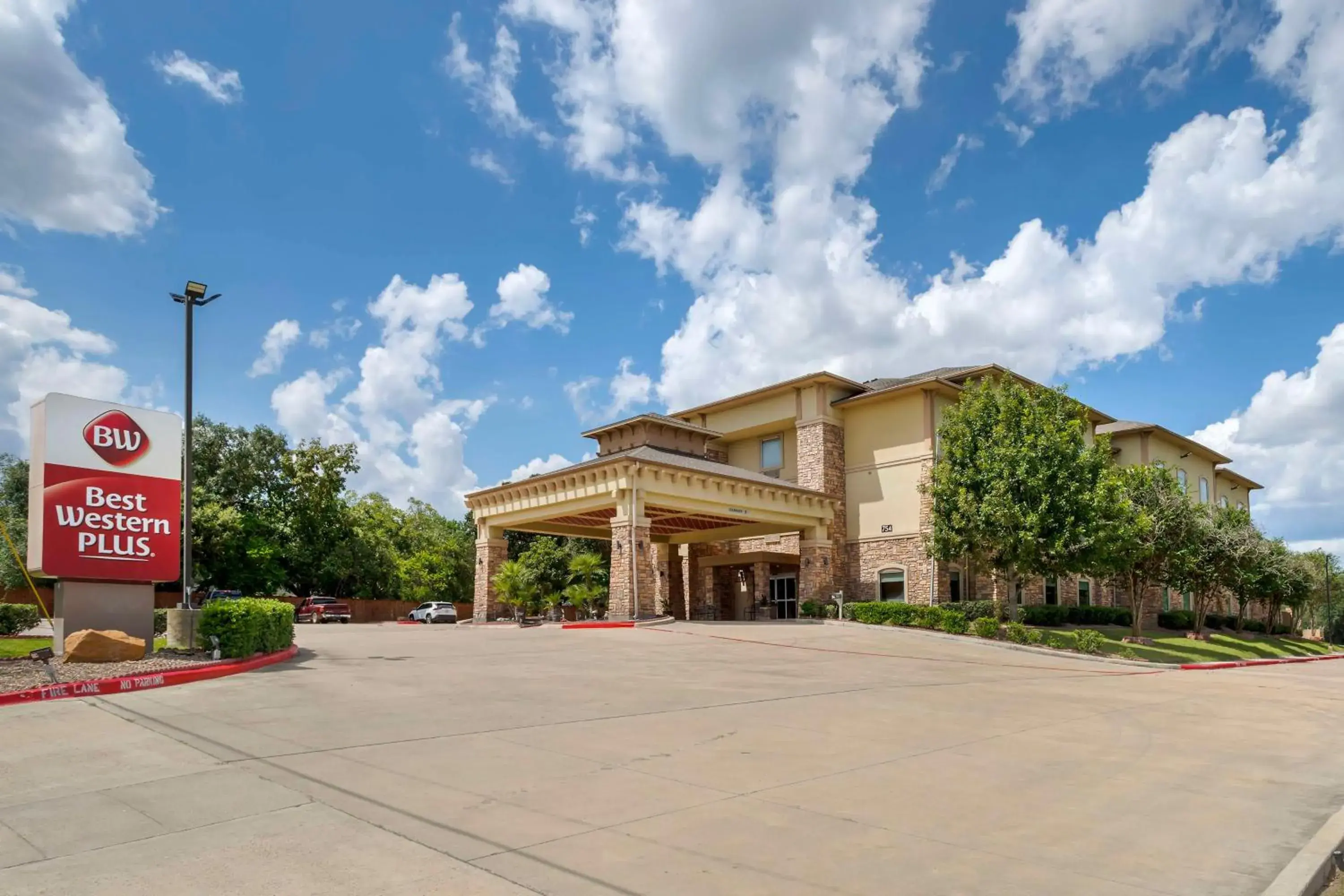 Property building in Best Western Plus Goliad Inn & Suites Property building in Best Western Plus Goliad Inn & Suites