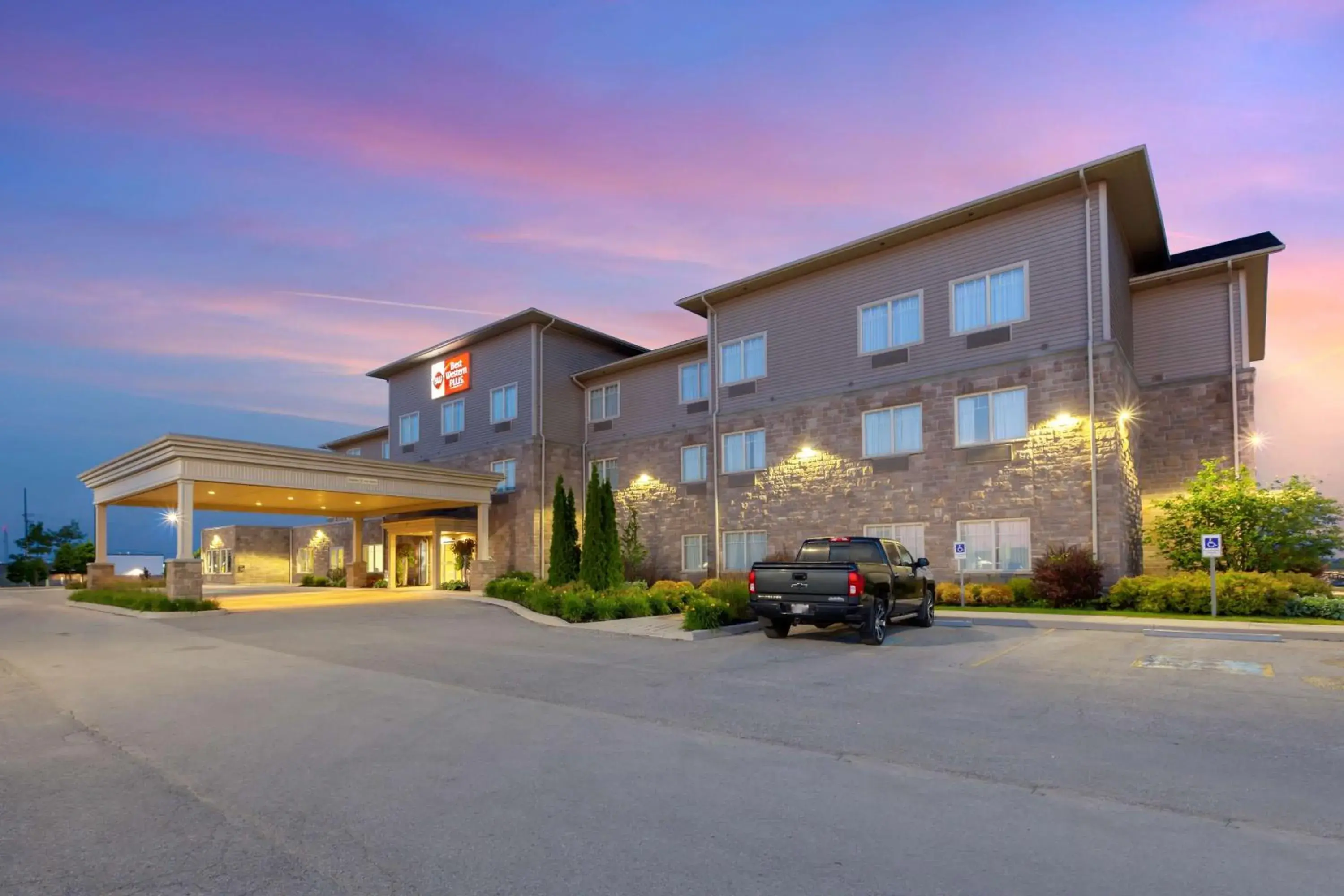 Property building in Best Western Plus Walkerton Hotel & Conference Centre Property building in Best Western Plus Walkerton Hotel & Conference Centre