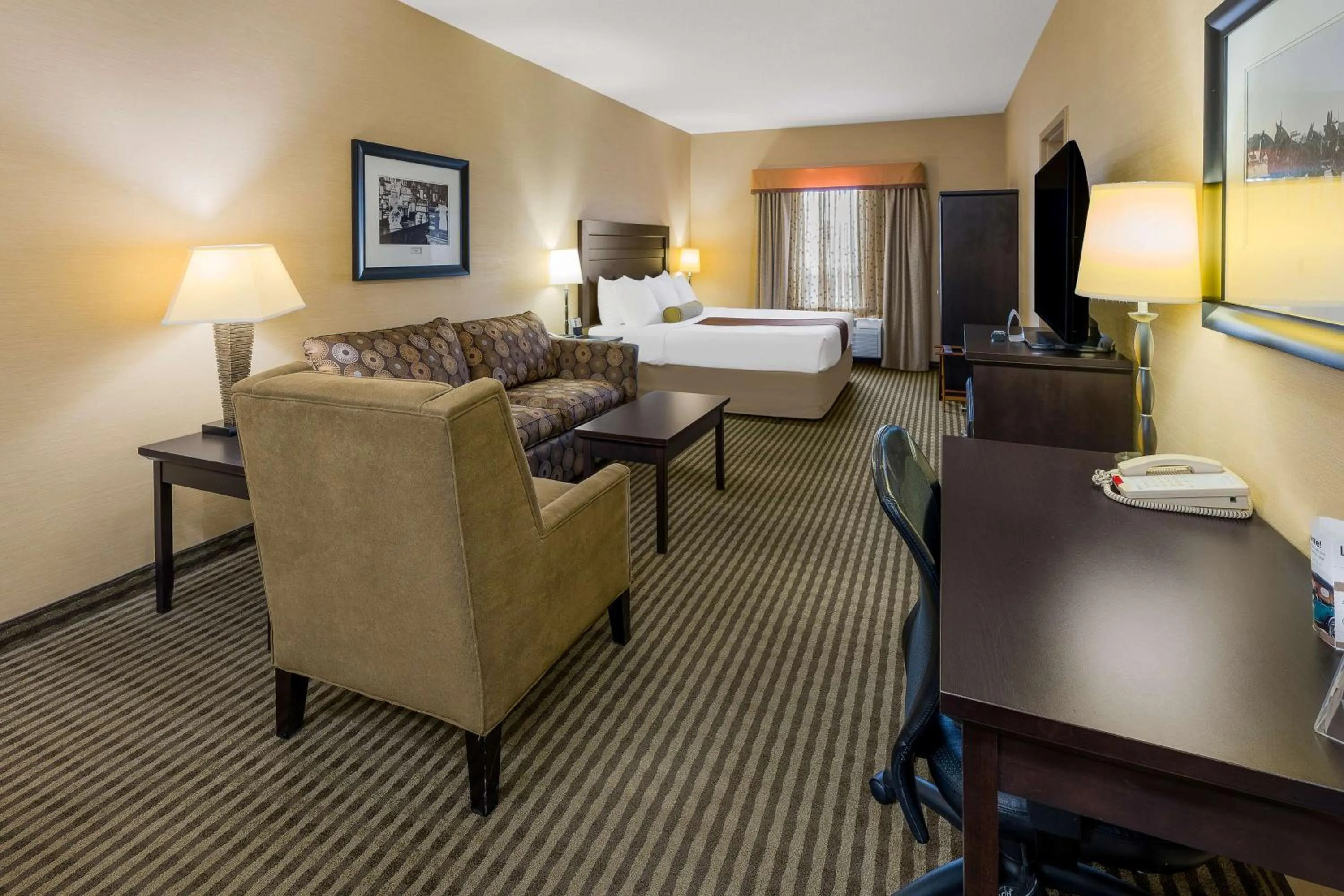 Photo of the whole room, Bed in Best Western Sunrise Inn & Suites