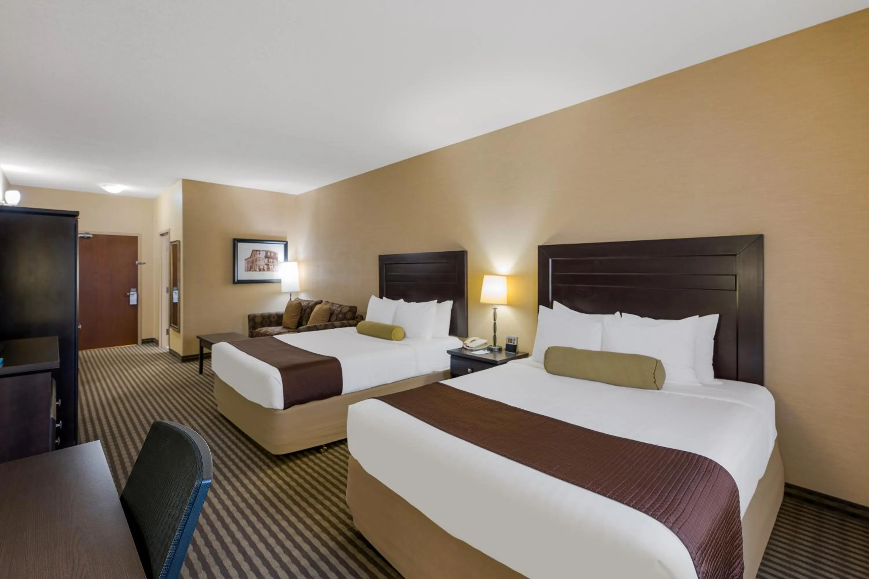 Photo of the whole room, Bed in Best Western Sunrise Inn & Suites