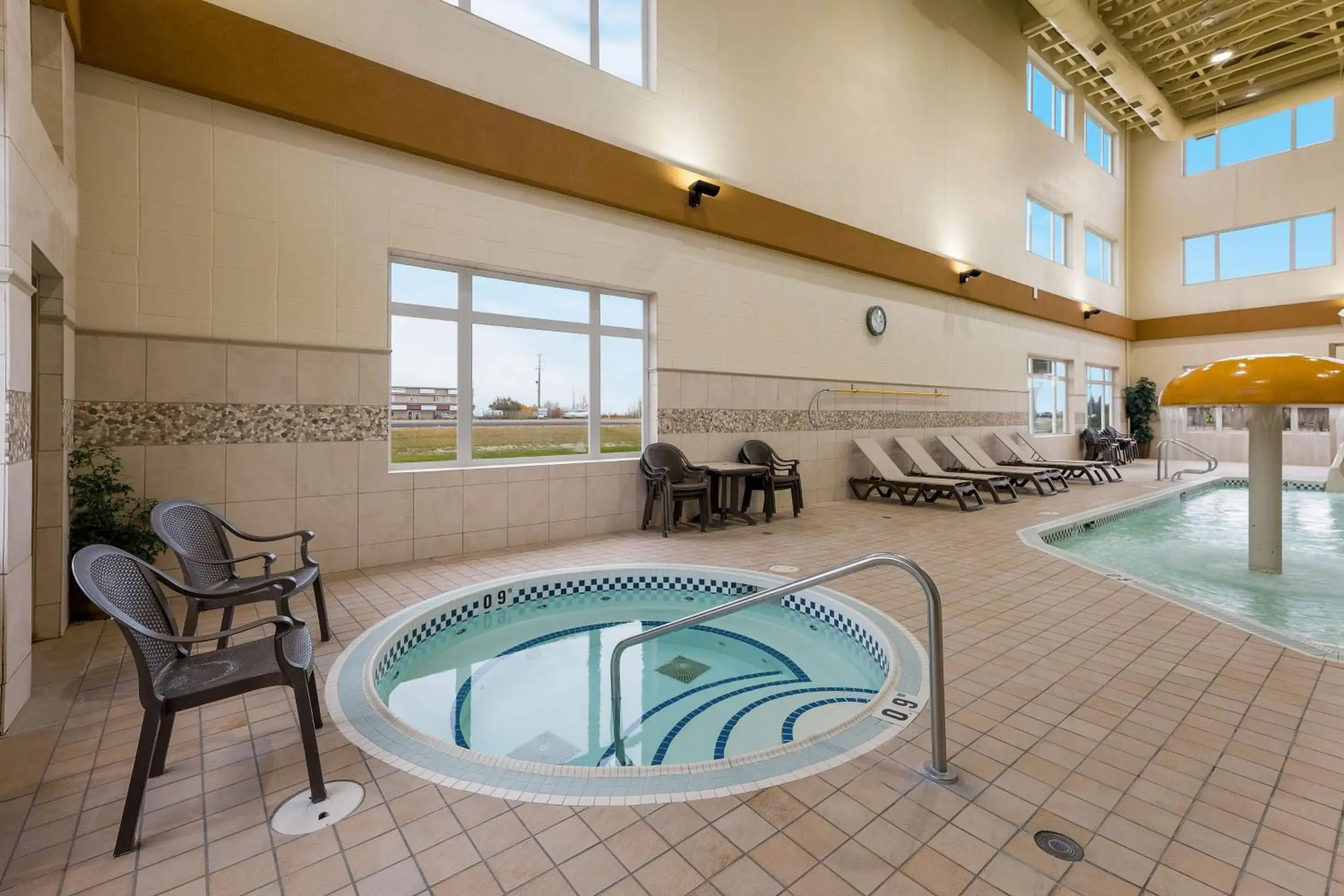 Pool view in Best Western Sunrise Inn & Suites Pool view in Best Western Sunrise Inn & Suites