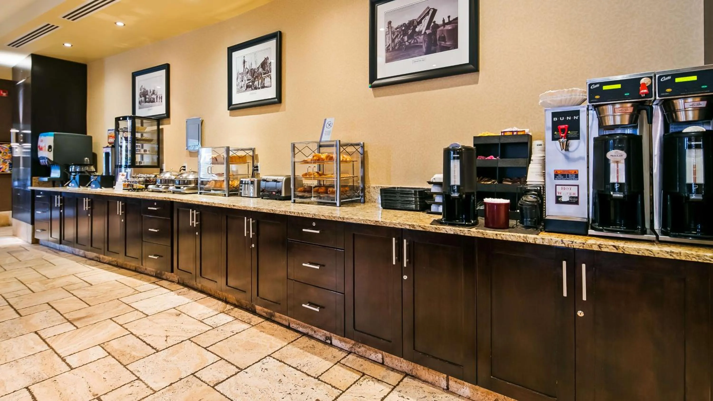 Coffee/tea facilities in Best Western Sunrise Inn & Suites