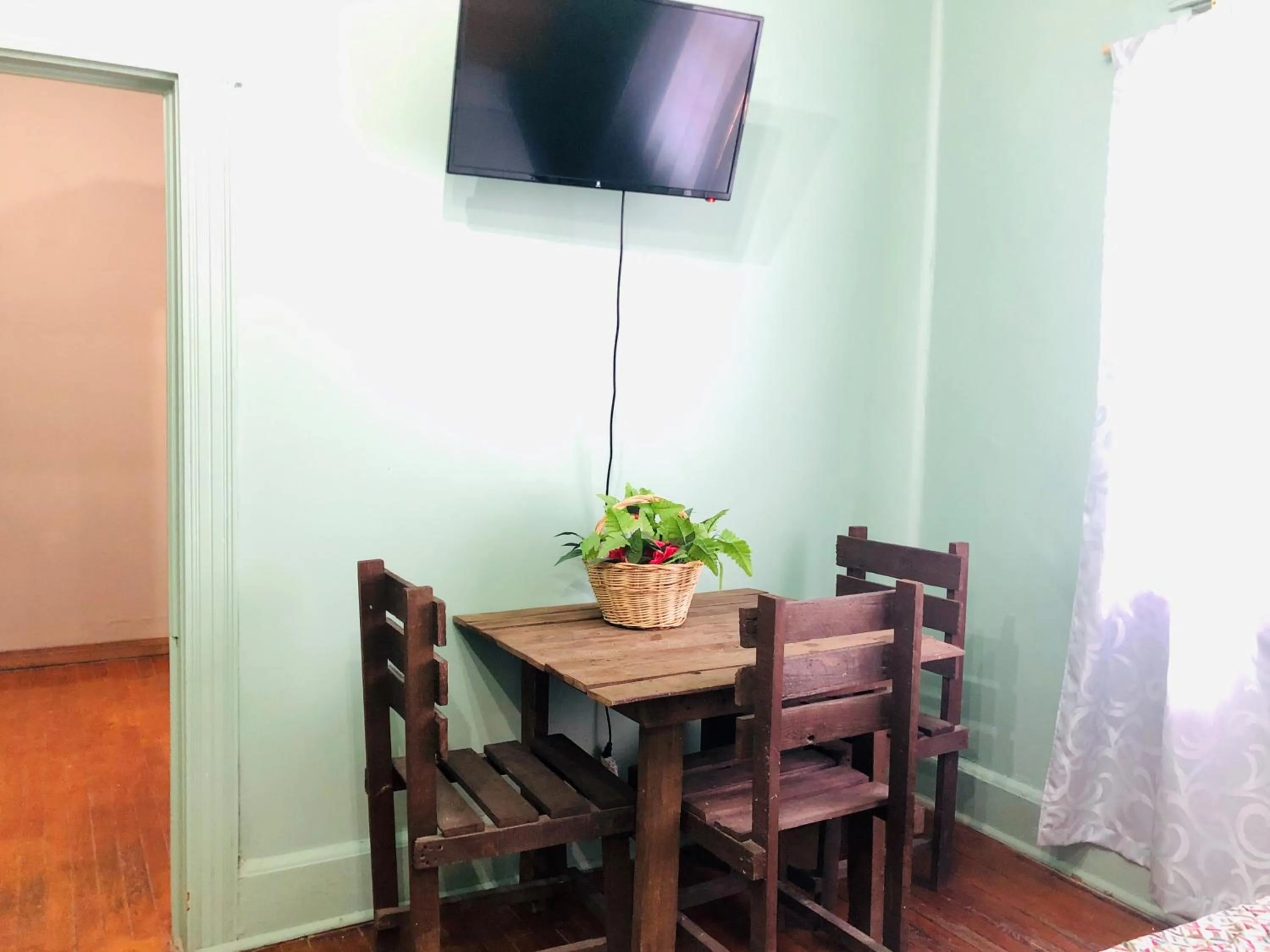 Communal lounge/ TV room in Hostal Kuira Bá by Rotamundos