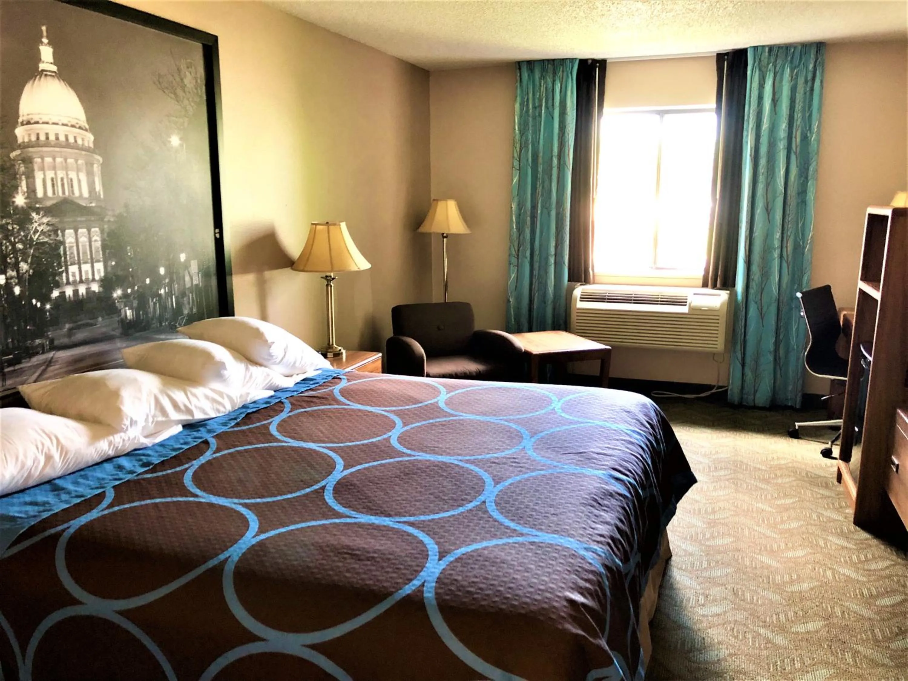 Bedroom, Bed in Super 8 by Wyndham Dodgeville