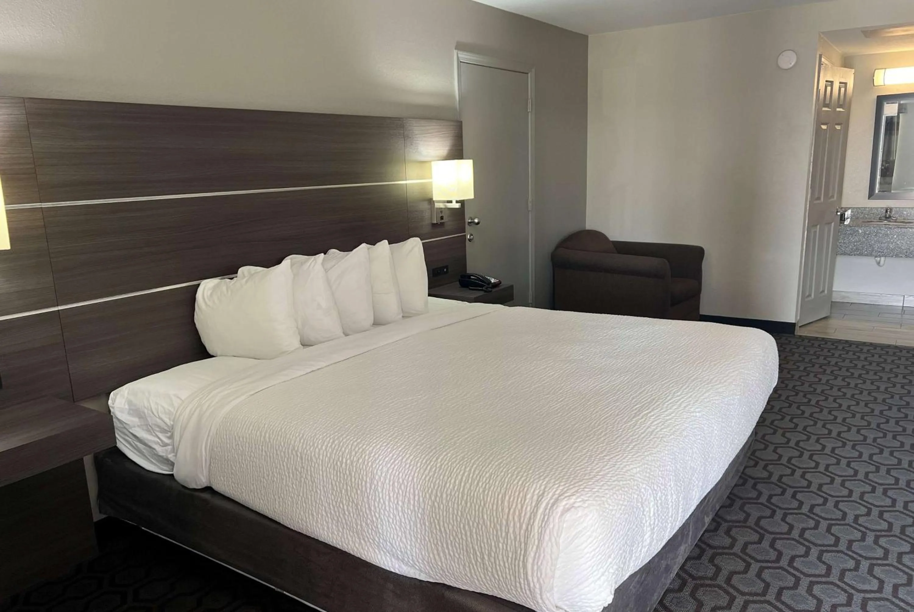 Photo of the whole room, Bed in Days Inn by Wyndham Wagoner