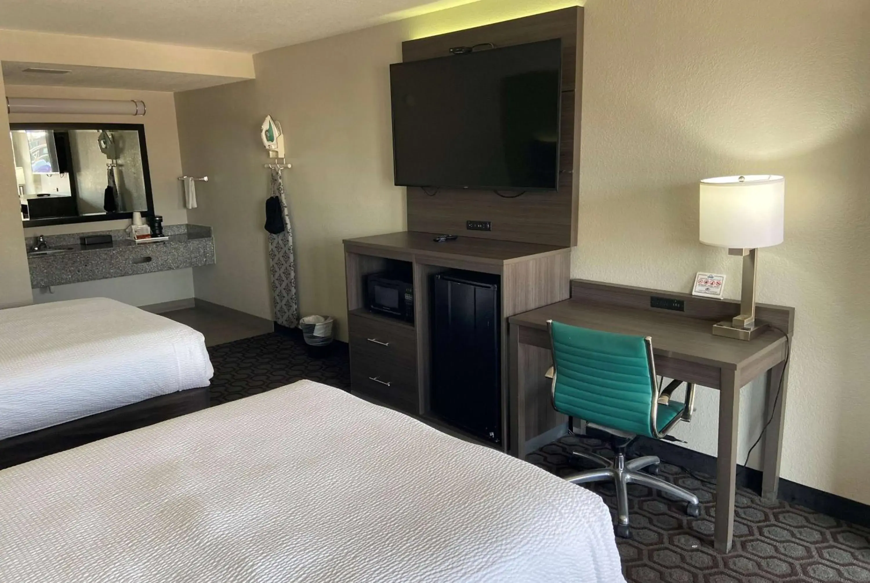 TV and multimedia, Bed in Days Inn by Wyndham Wagoner TV and multimedia, Bed in Days Inn by Wyndham Wagoner