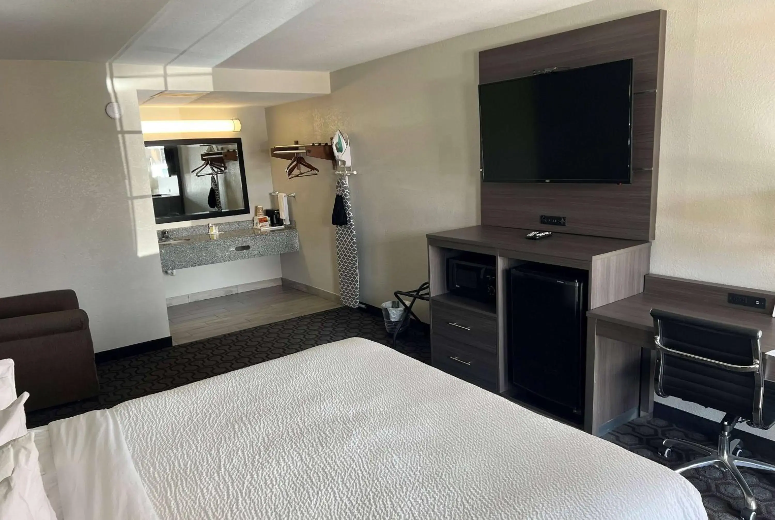 Photo of the whole room, Bed in Days Inn by Wyndham Wagoner Photo of the whole room, Bed in Days Inn by Wyndham Wagoner