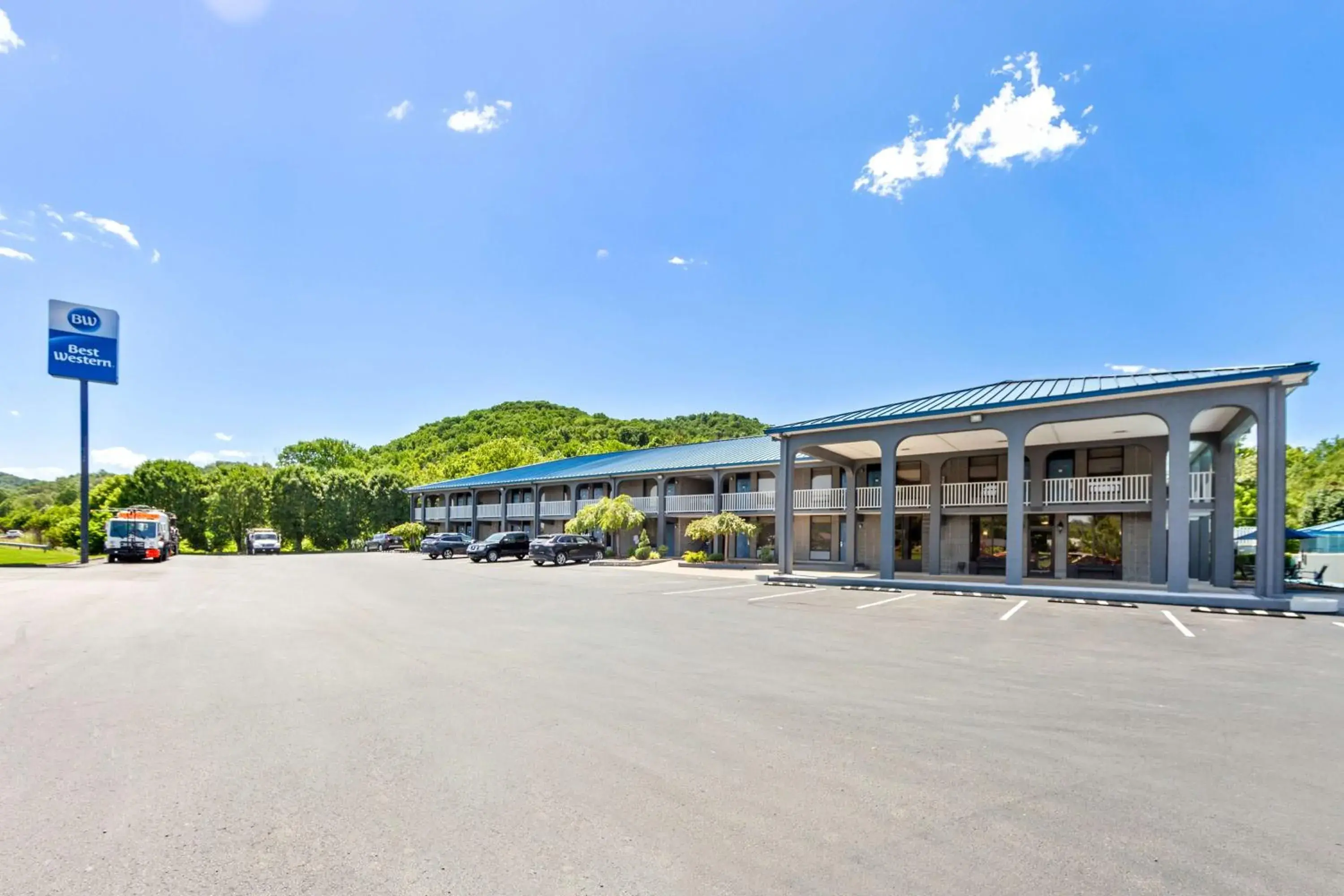 Property building in Best Western Wilderness Trail Inn Property building in Best Western Wilderness Trail Inn