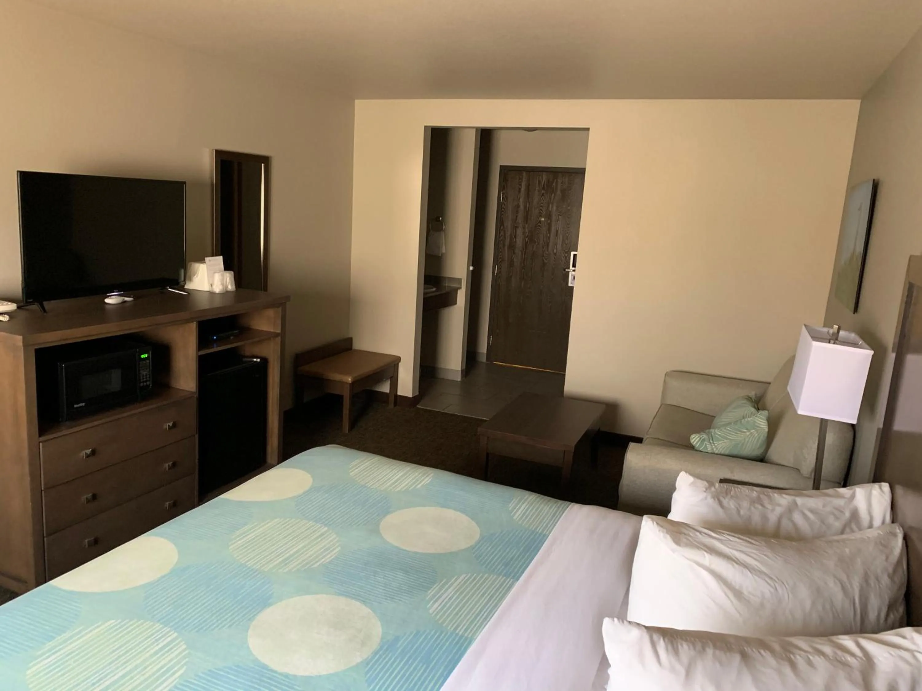 Bed in Sandhill Inn & Suites