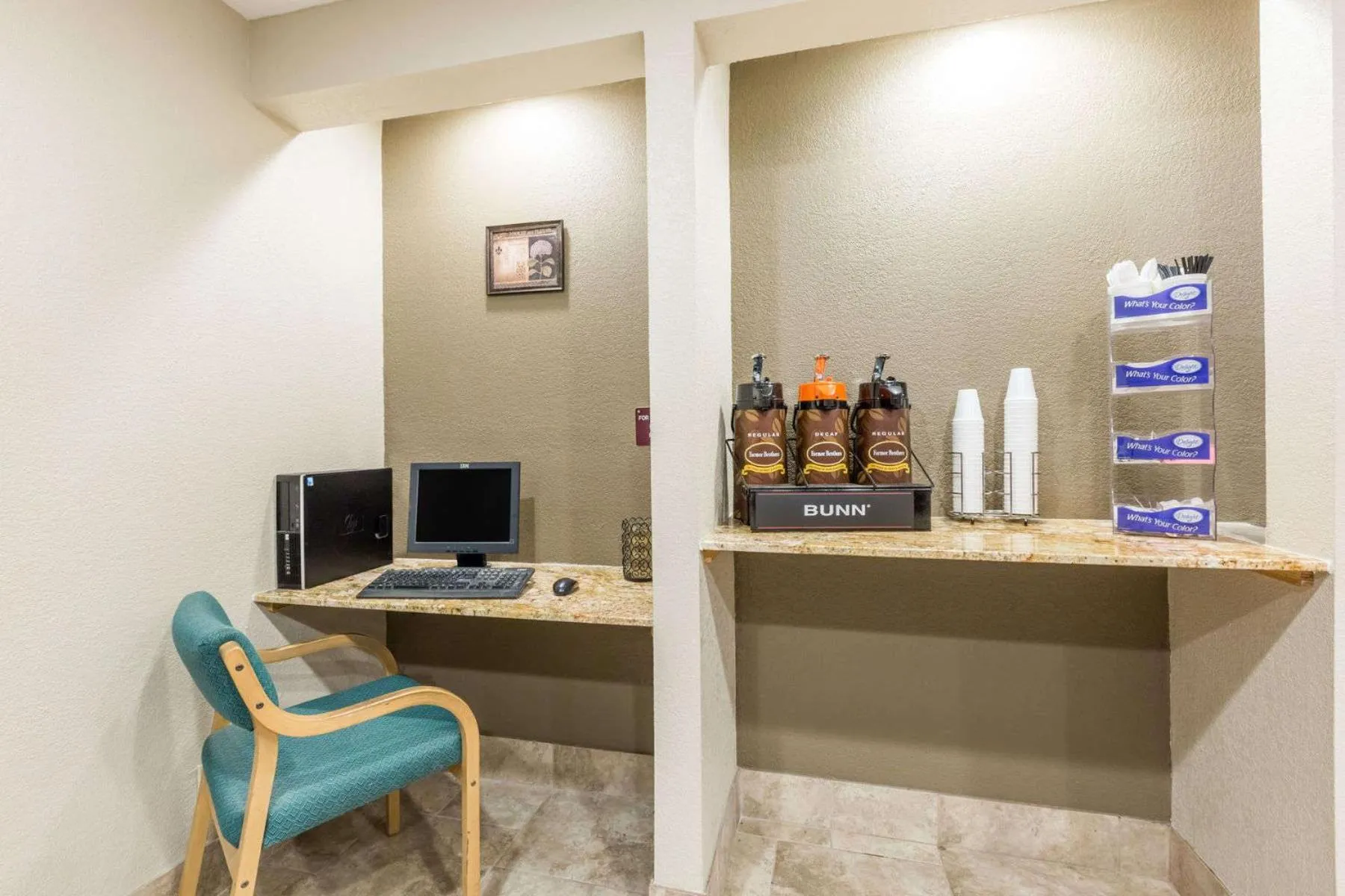 Coffee/tea facilities in Super 8 by Wyndham Newton