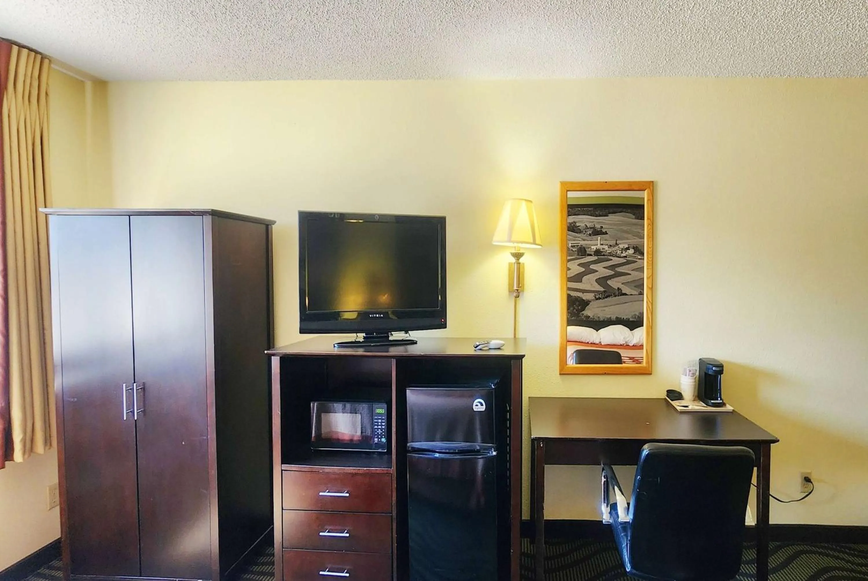 Photo of the whole room in Super 8 by Wyndham Newton