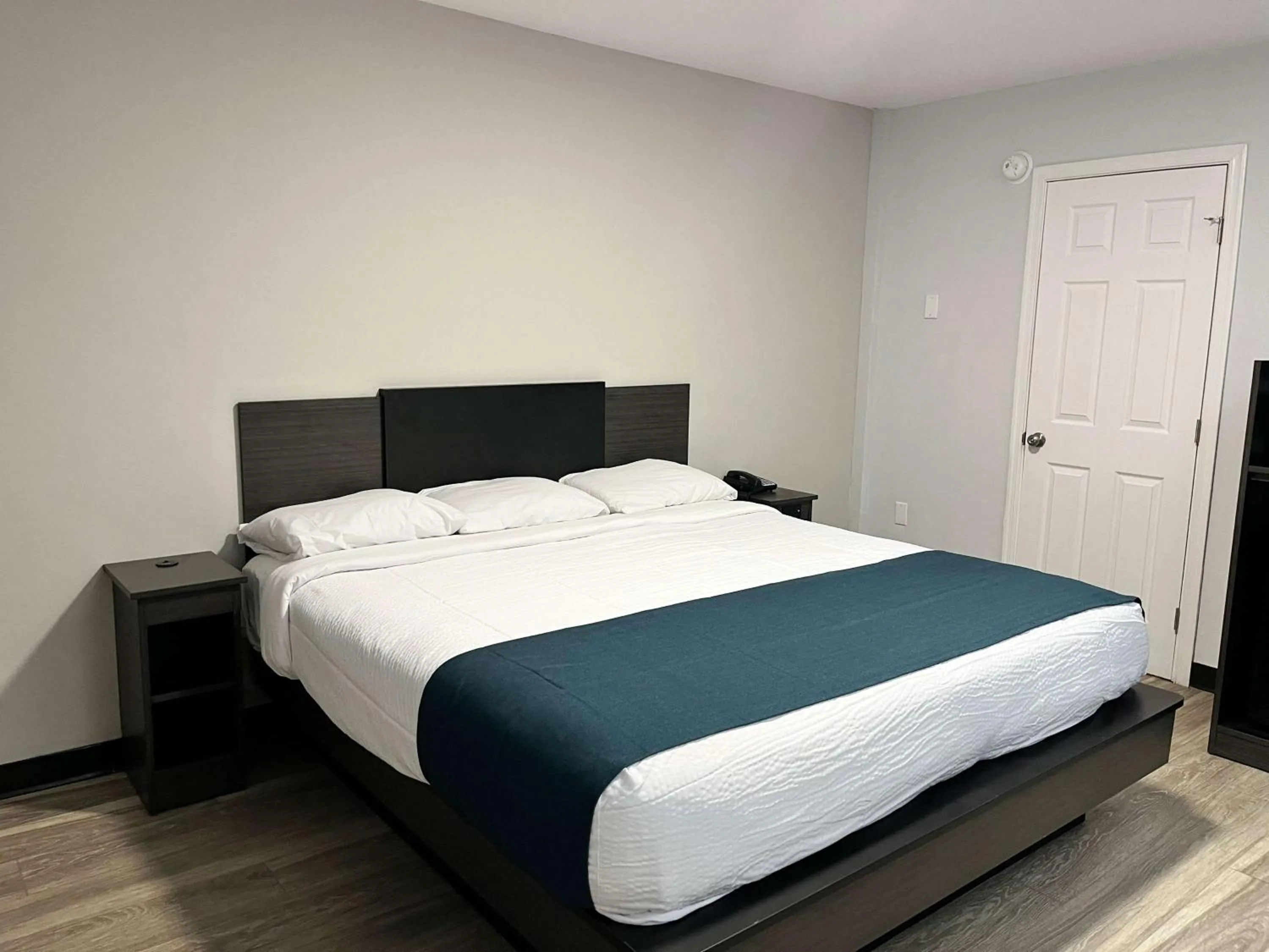 Bedroom, Bed in Motel 6 Williamstown