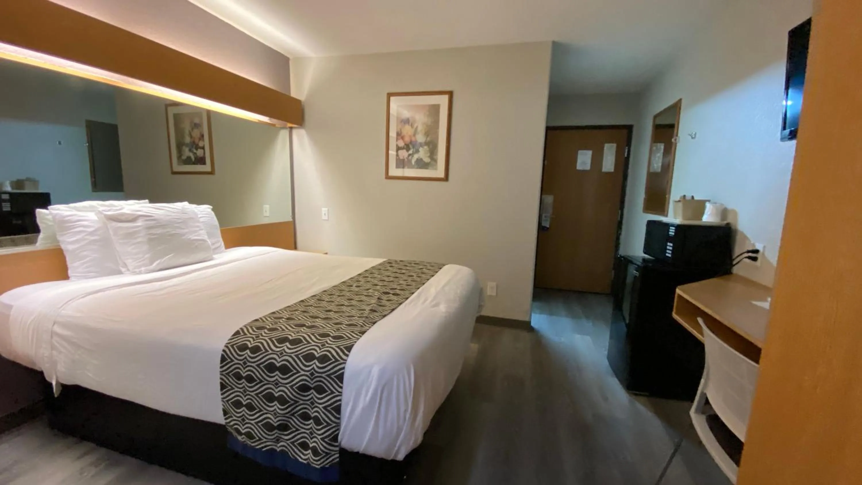 Bed in Microtel Inn & Suites by Wyndham Ardmore