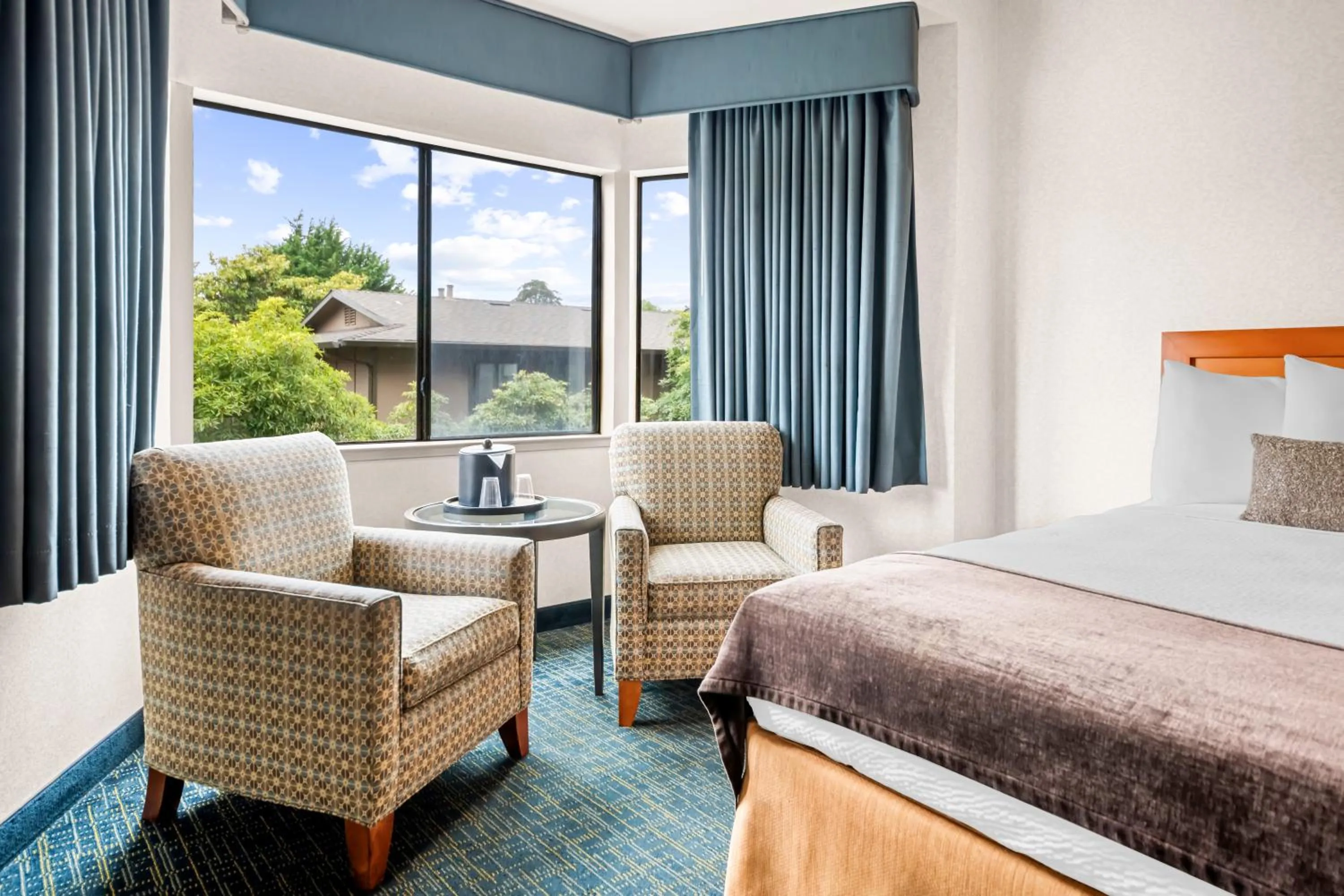 Seating area, Bed in Best Western De Anza Inn