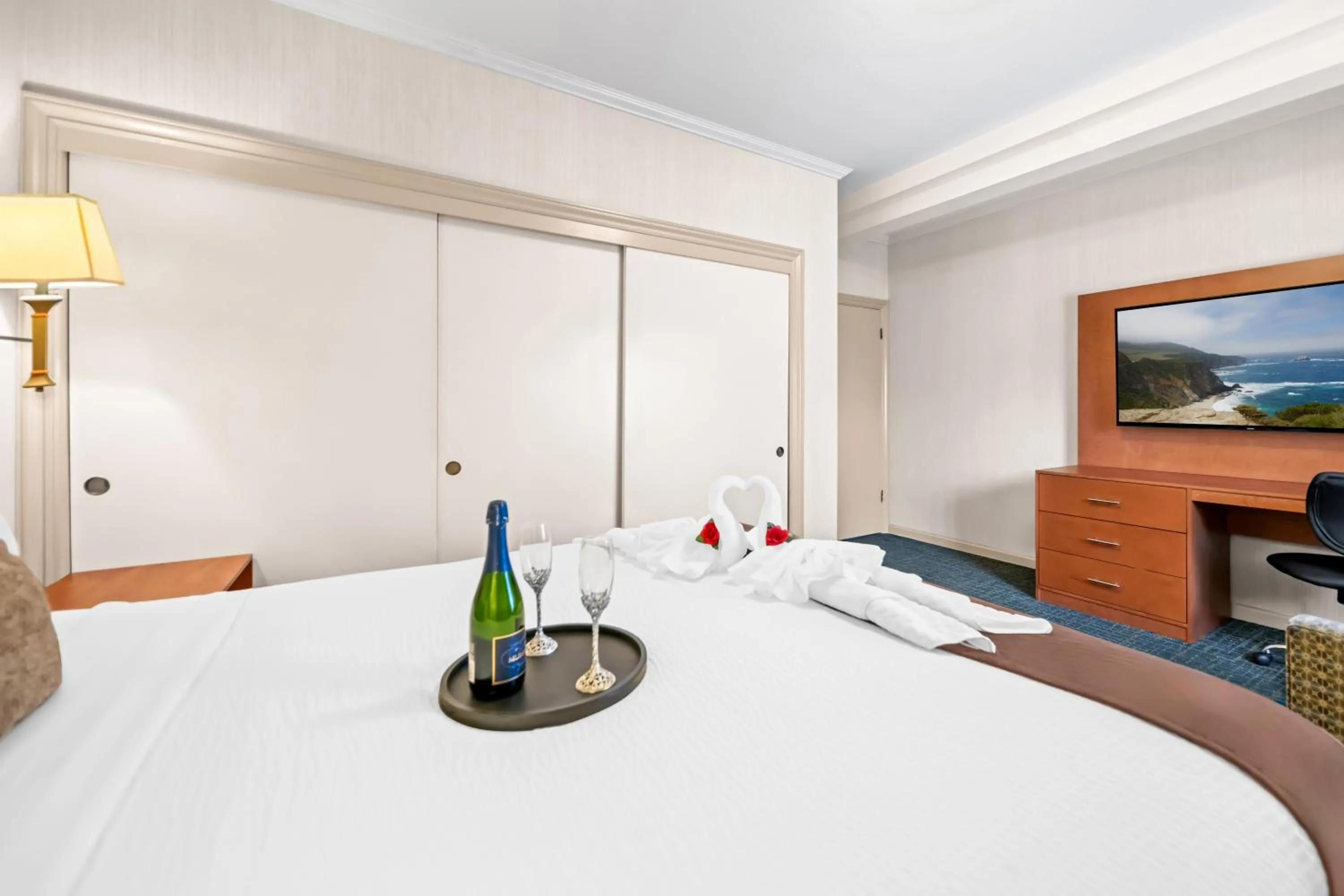 Bedroom, Bed in Best Western De Anza Inn