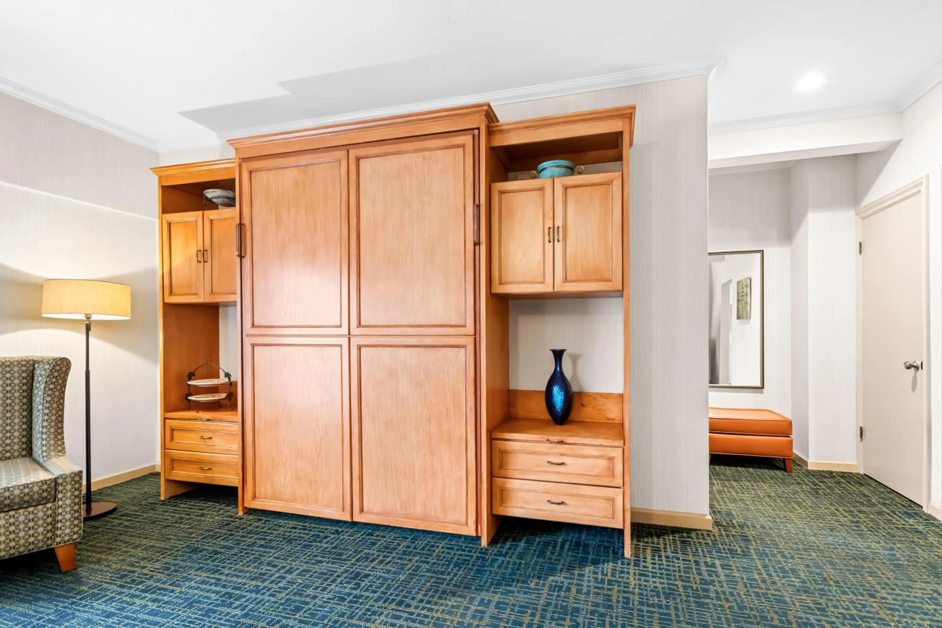 Living room, Bed in Best Western De Anza Inn